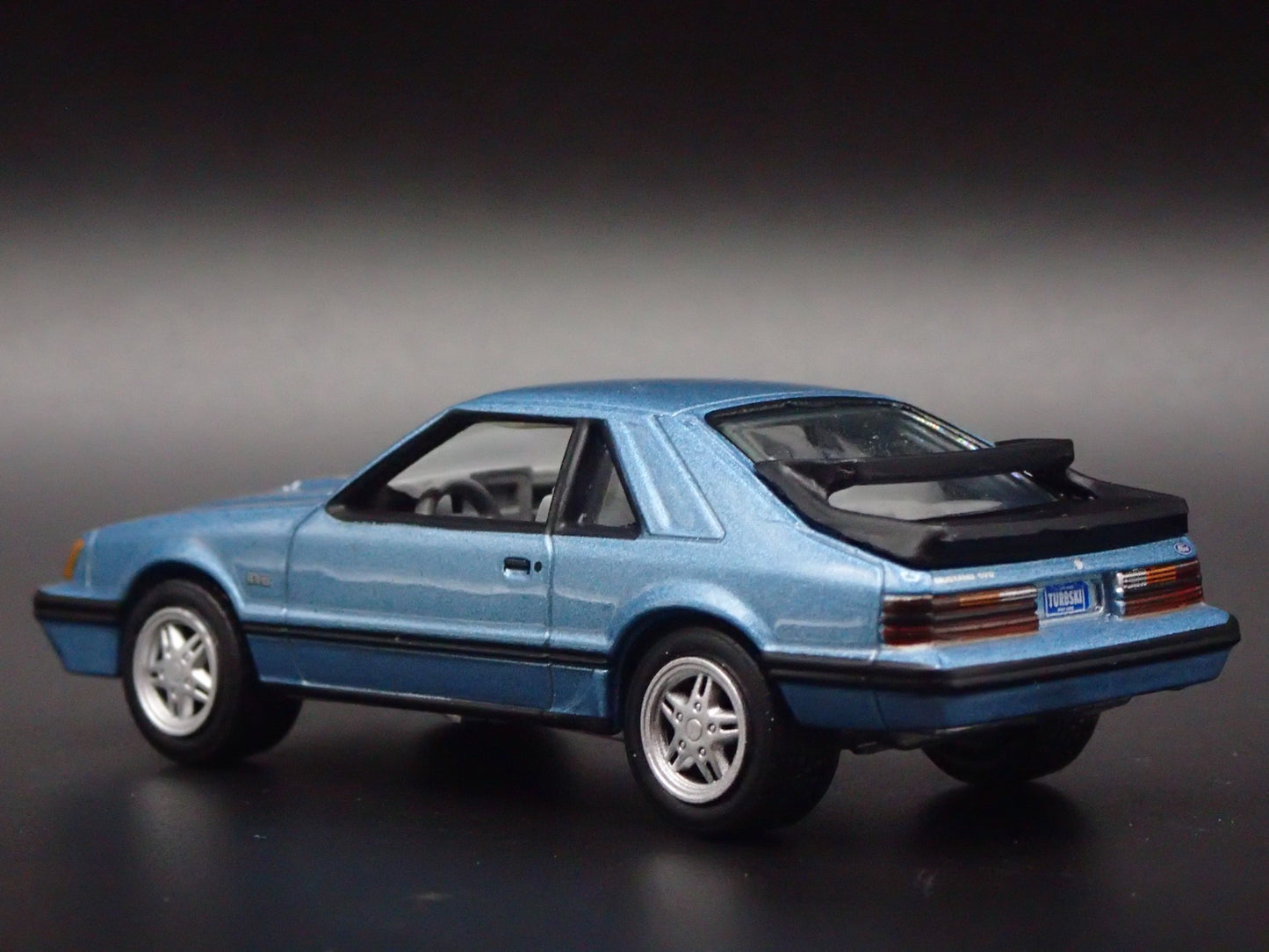 1986 86 FORD MUSTANG SVO FOX BODY BLUE 1:64 SCALE DIORAMA DIECAST MODEL CAR