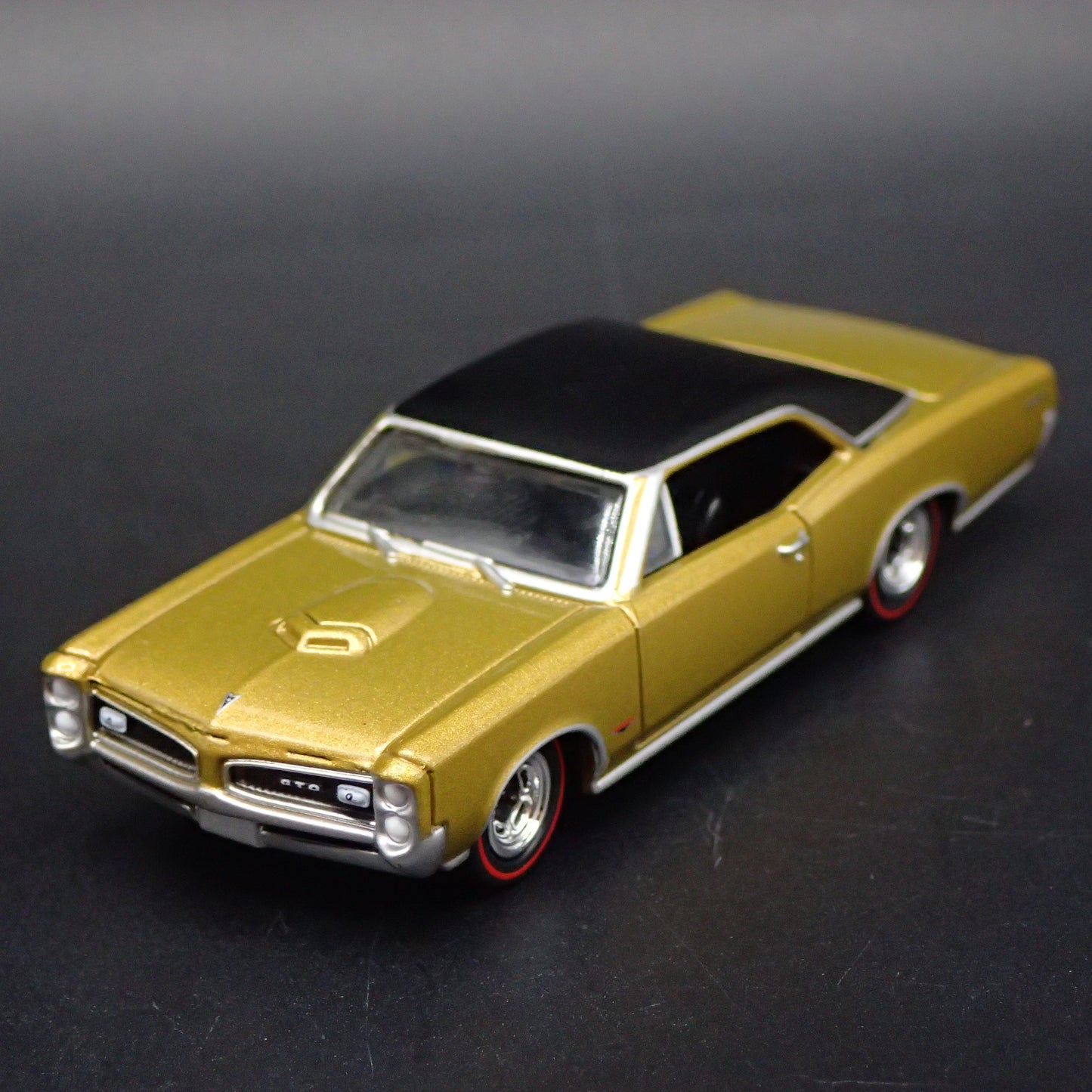 1966 66 PONTIAC GTO MUSCLE CAR 1/64 SCALE COLLECTIBLE DIORAMA DIECAST MODEL CAR