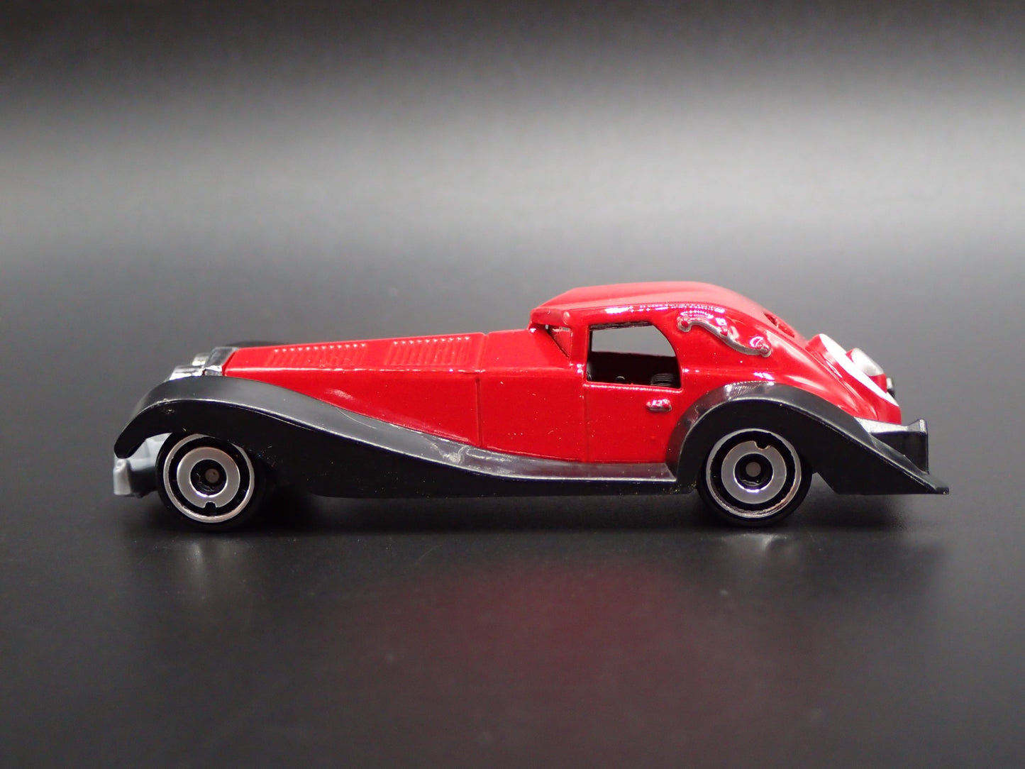 101 DALMATIANS CRUELLA DE VIL CAR RARE 1/64 SCALE DIORAMA DIECAST MODEL CAR