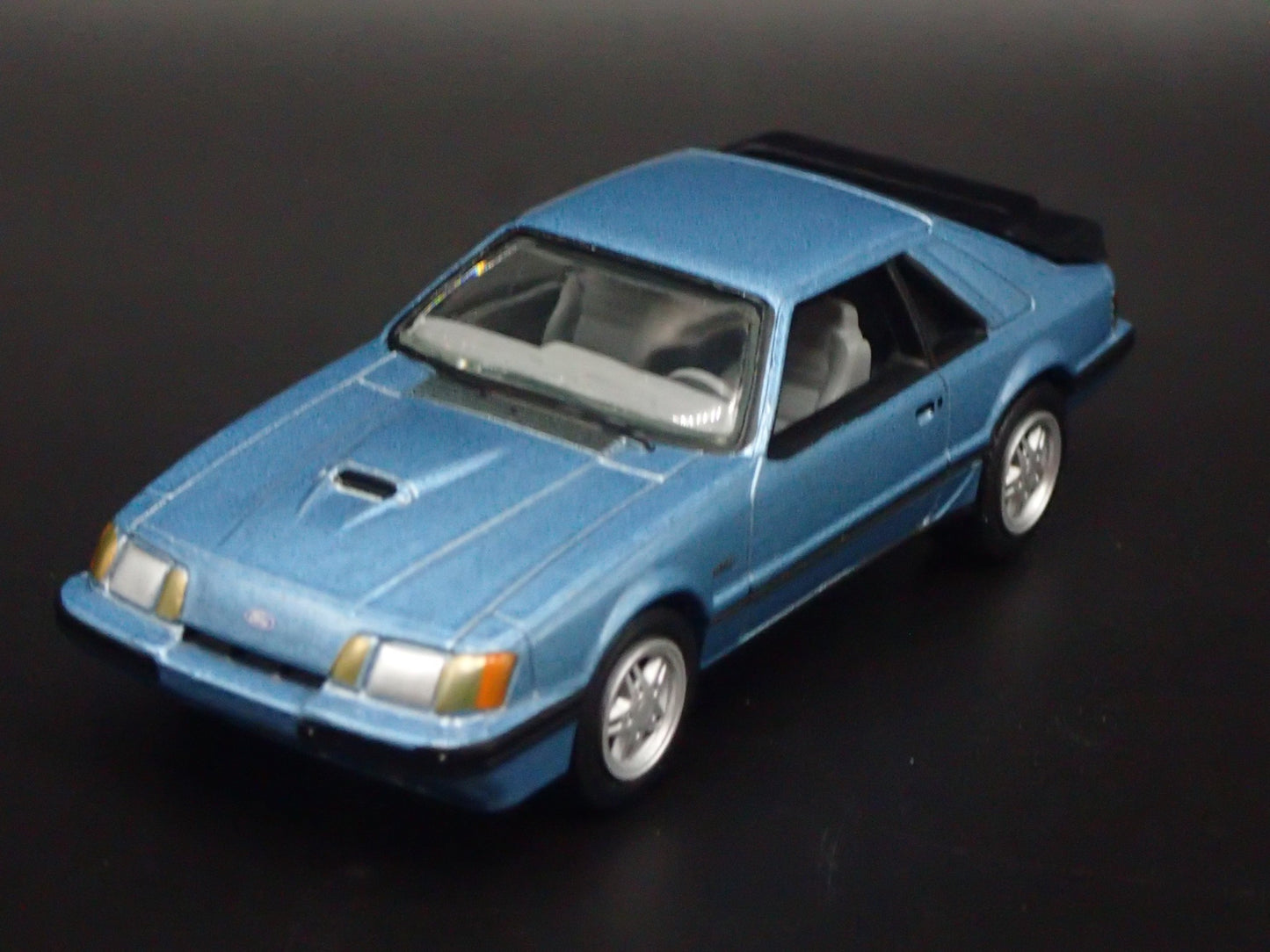 1986 86 FORD MUSTANG SVO FOX BODY BLUE 1:64 SCALE DIORAMA DIECAST MODEL CAR