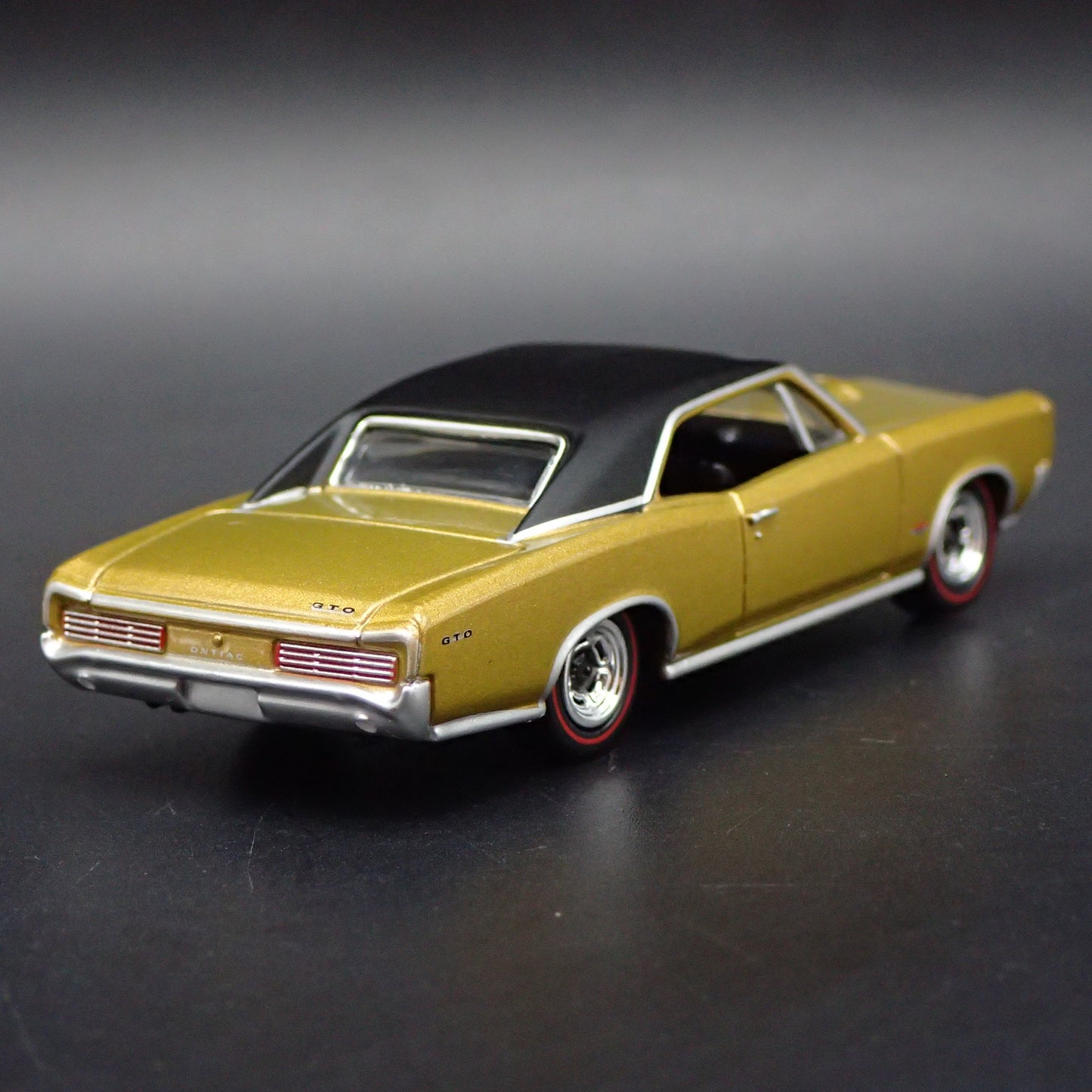 1966 66 PONTIAC GTO MUSCLE CAR 1/64 SCALE COLLECTIBLE DIORAMA DIECAST MODEL CAR