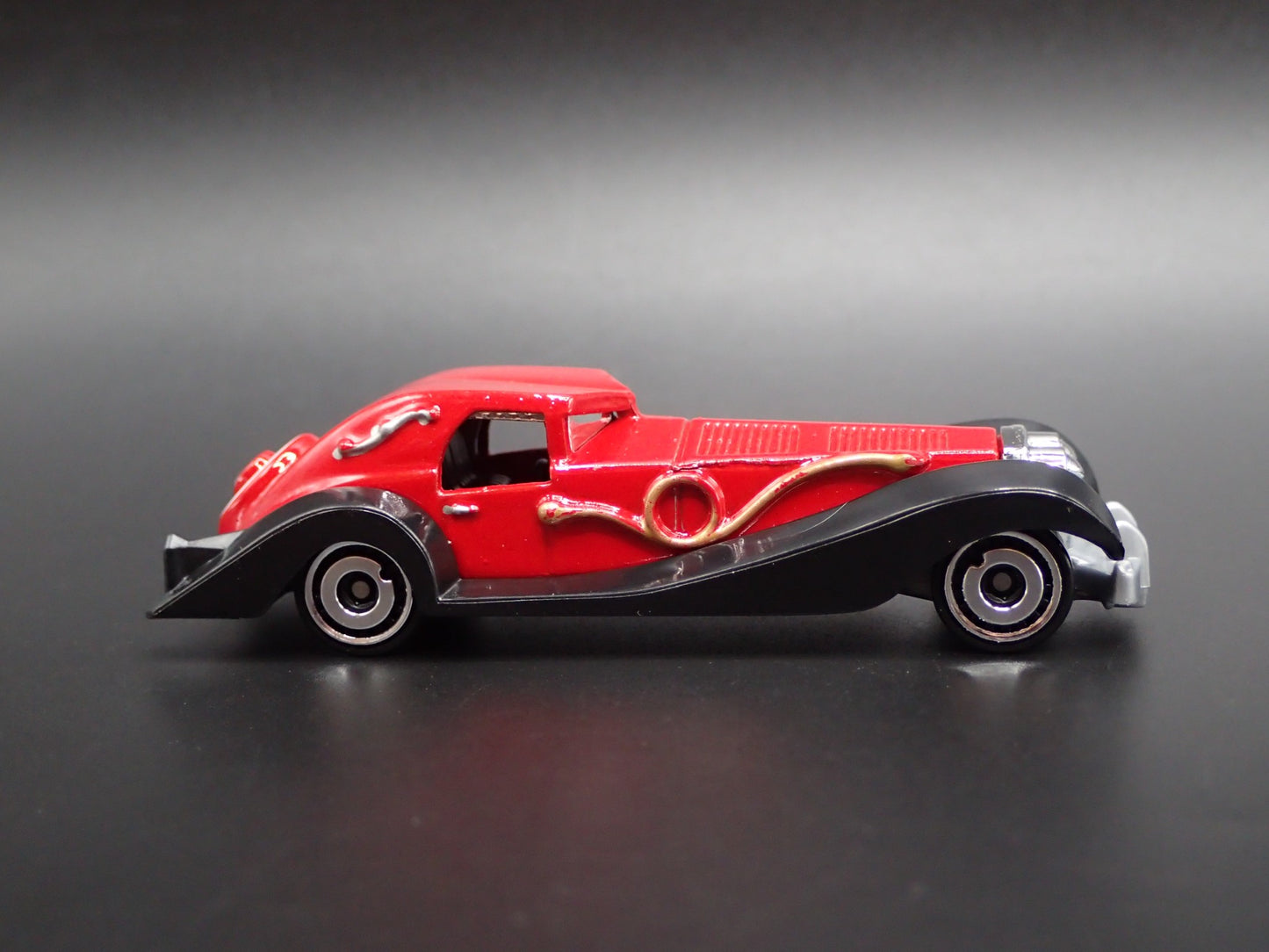 101 DALMATIANS CRUELLA DE VIL CAR RARE 1/64 SCALE DIORAMA DIECAST MODEL CAR