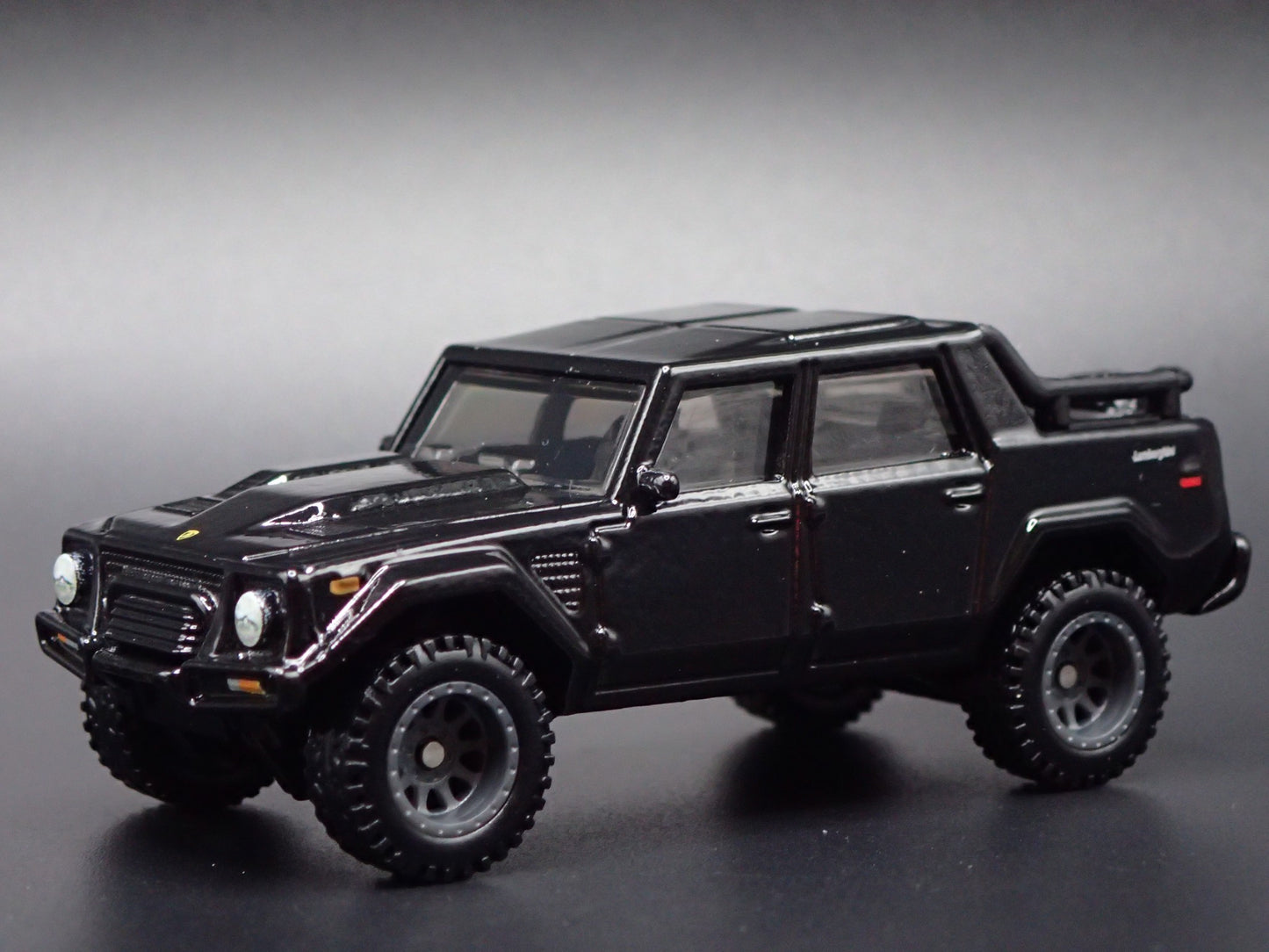 1986-1993 LAMBORGHINI LM002 SUV 1:64 SCALE COLLECTIBLE DIORAMA DIECAST MODEL CAR