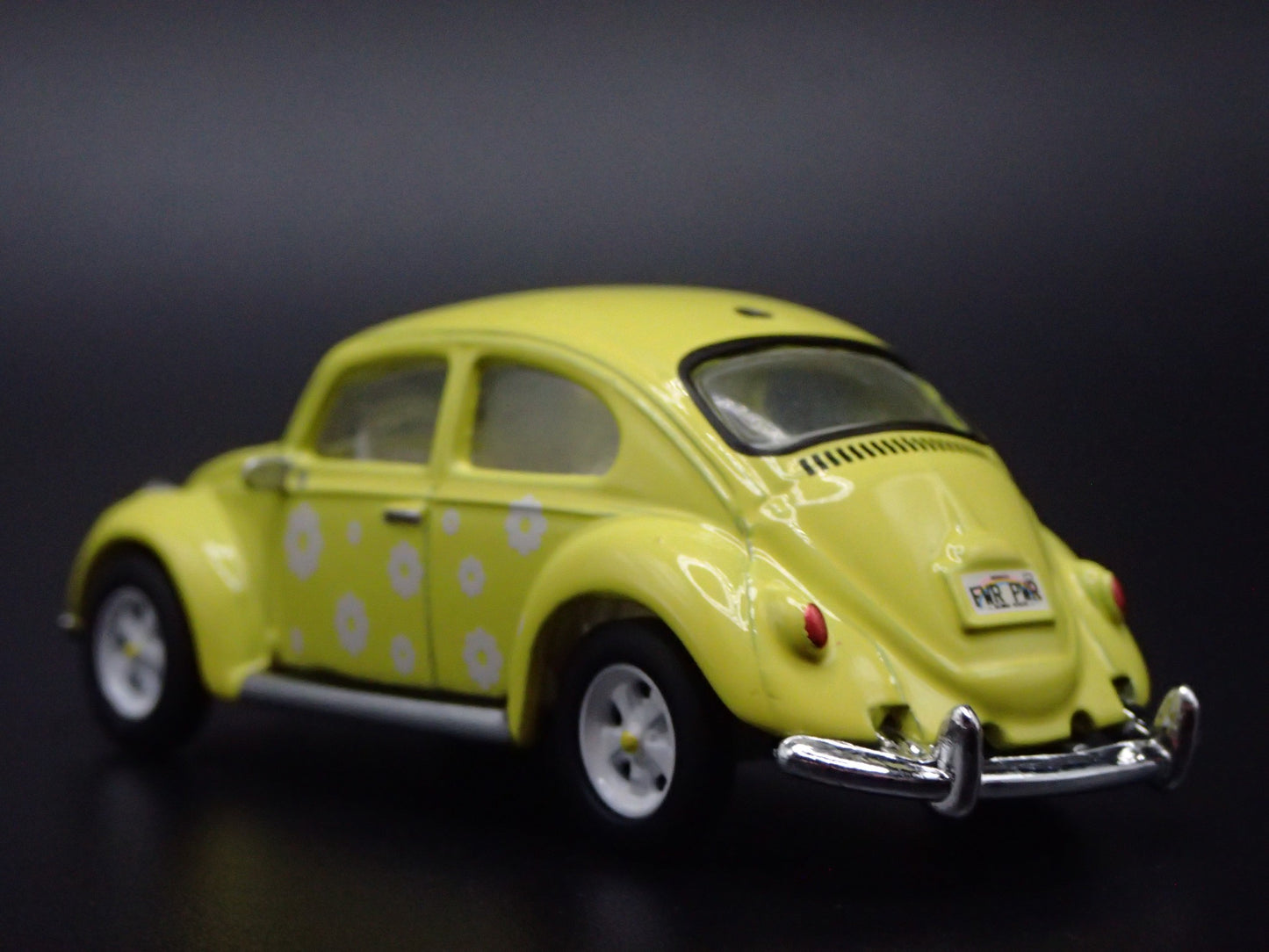 1960-1967 VW VOLKSWAGEN BEETLE BUG YELLOW 1:64 SCALE DIORAMA DIECAST MODEL CAR