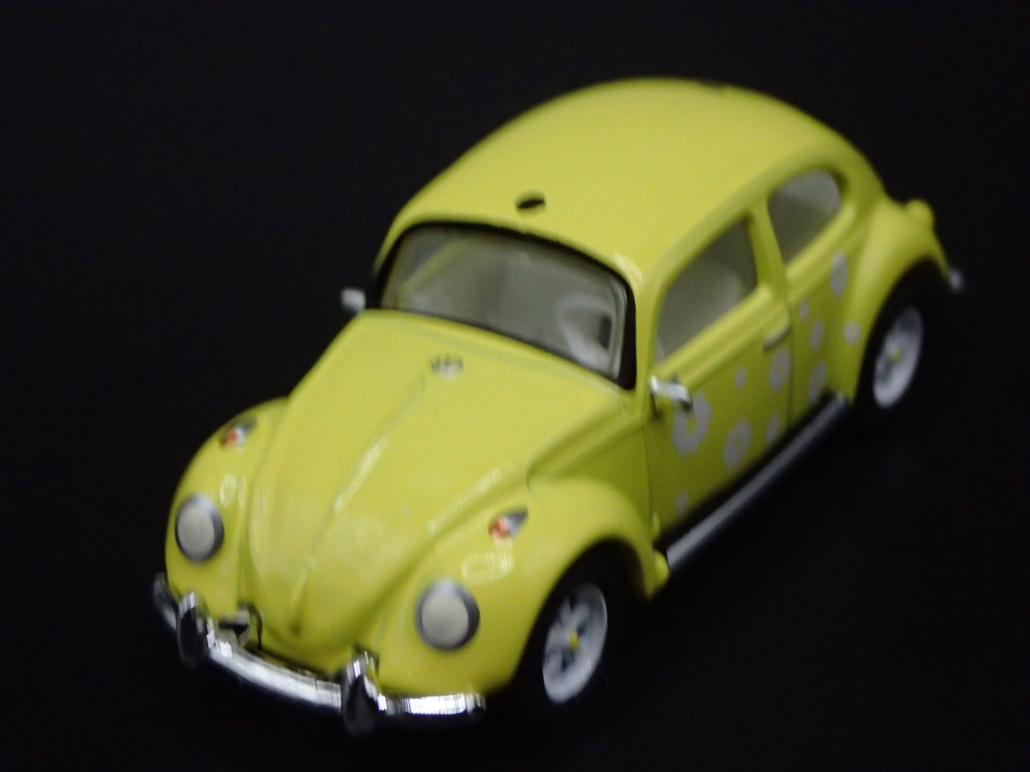 1960-1967 VW VOLKSWAGEN BEETLE BUG YELLOW 1:64 SCALE DIORAMA DIECAST MODEL CAR