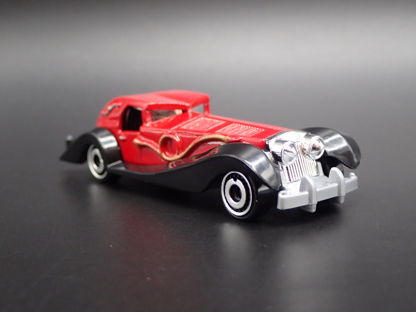 101 DALMATIANS CRUELLA DE VIL CAR RARE 1/64 SCALE DIORAMA DIECAST MODEL CAR