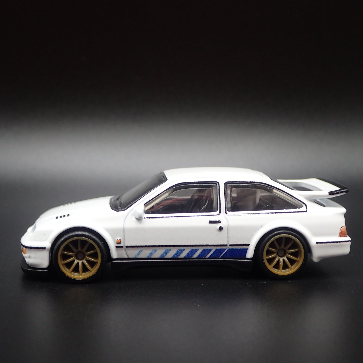 1987 87 FORD ESCORT COSWORTH 1:64 SCALE COLLECTIBLE DIORAMA DIECAST MODEL CAR