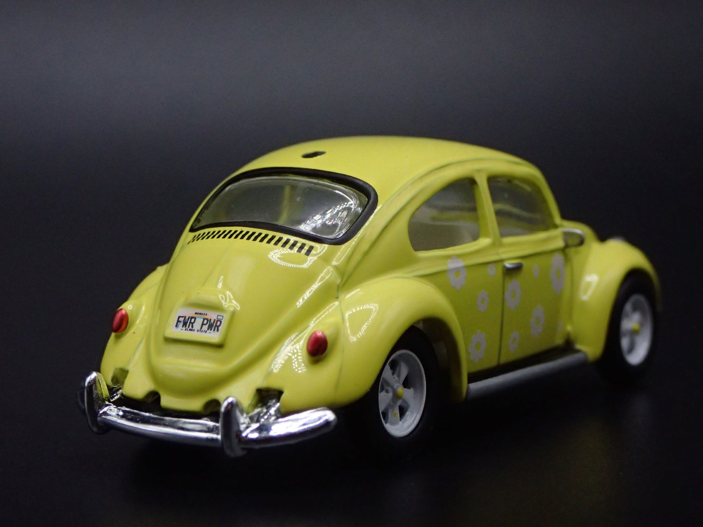 1960-1967 VW VOLKSWAGEN BEETLE BUG YELLOW 1:64 SCALE DIORAMA DIECAST MODEL CAR