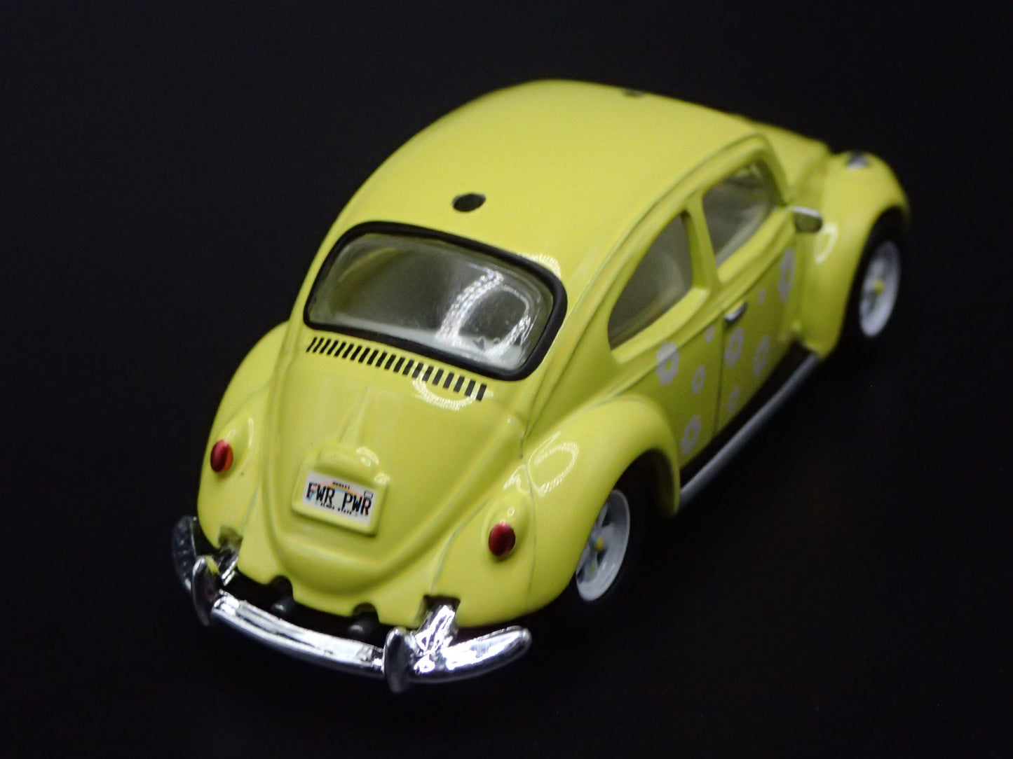 1960-1967 VW VOLKSWAGEN BEETLE BUG YELLOW 1:64 SCALE DIORAMA DIECAST MODEL CAR