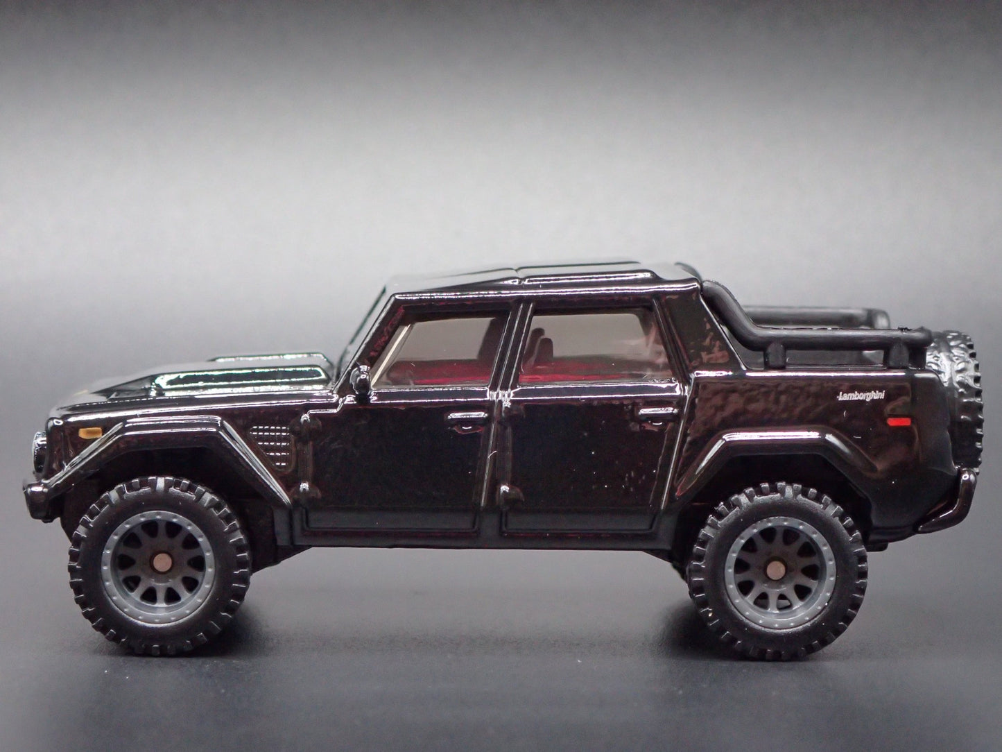1986-1993 LAMBORGHINI LM002 SUV 1:64 SCALE COLLECTIBLE DIORAMA DIECAST MODEL CAR