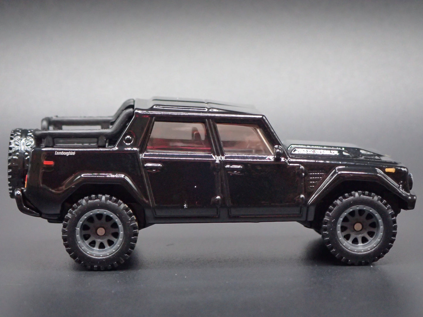 1986-1993 LAMBORGHINI LM002 SUV 1:64 SCALE COLLECTIBLE DIORAMA DIECAST MODEL CAR