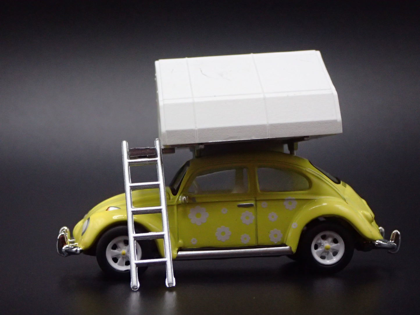 1960-1967 VW VOLKSWAGEN BEETLE BUG w TENT YELLOW 1:64 SCALE DIECAST MODEL CAR