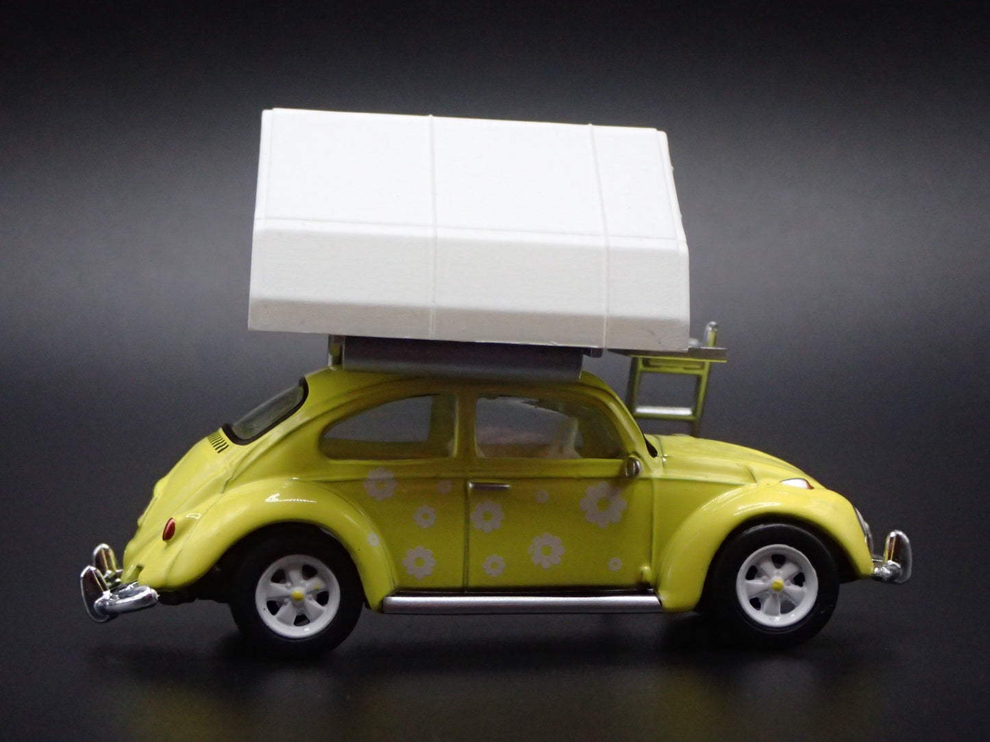 1960-1967 VW VOLKSWAGEN BEETLE BUG w TENT YELLOW 1:64 SCALE DIECAST MODEL CAR