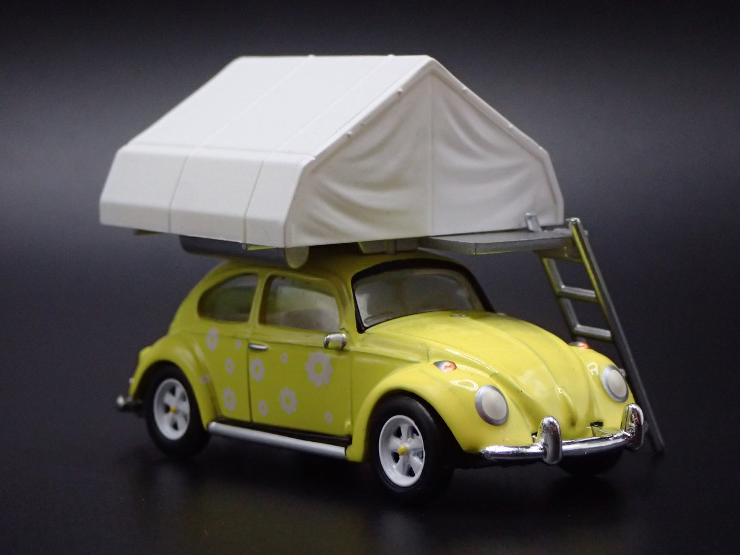 1960-1967 VW VOLKSWAGEN BEETLE BUG w TENT YELLOW 1:64 SCALE DIECAST MODEL CAR