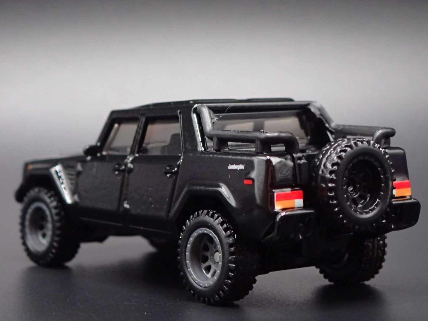 1986-1993 LAMBORGHINI LM002 SUV 1:64 SCALE COLLECTIBLE DIORAMA DIECAST MODEL CAR