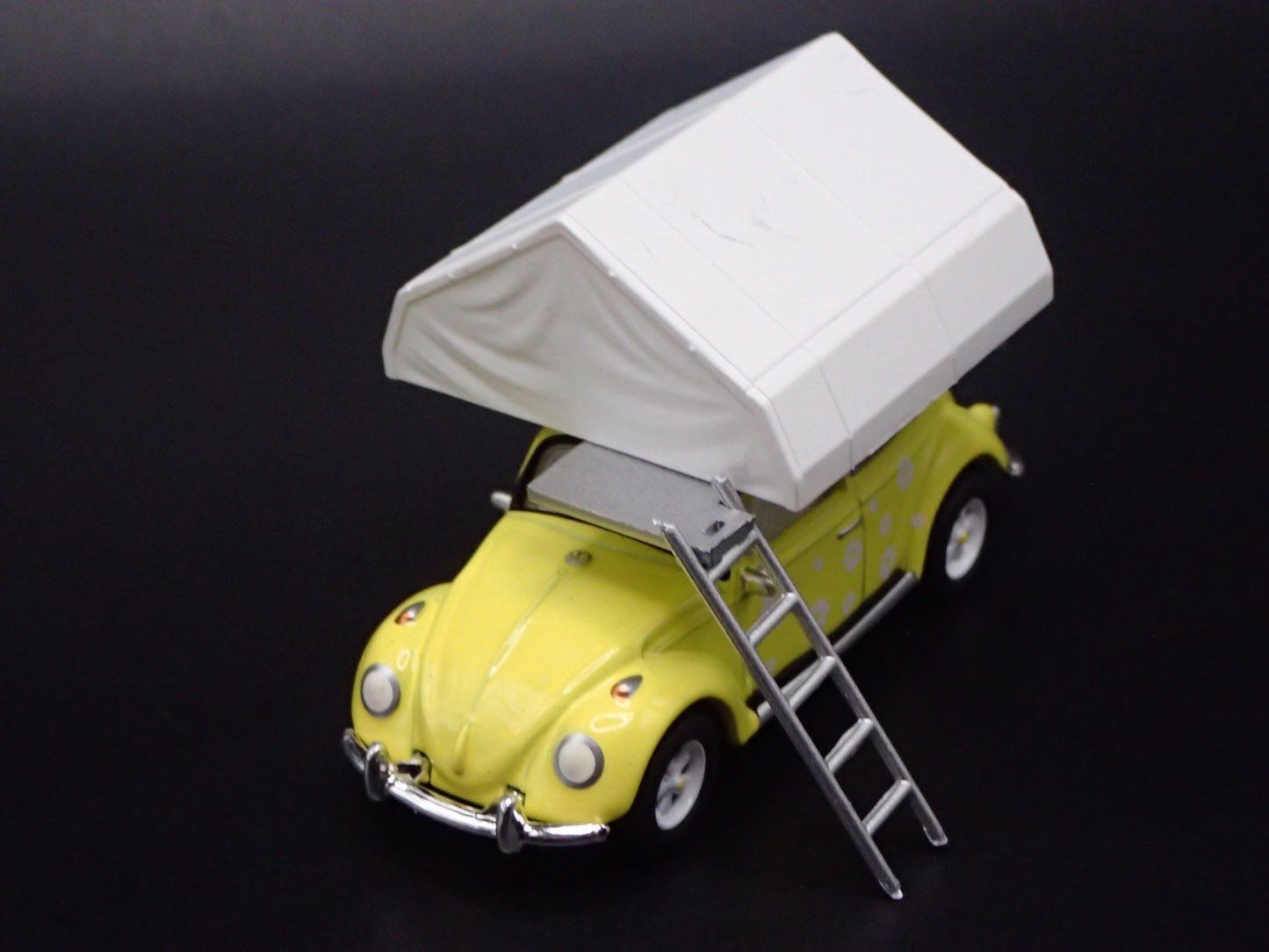 1960-1967 VW VOLKSWAGEN BEETLE BUG w TENT YELLOW 1:64 SCALE DIECAST MODEL CAR