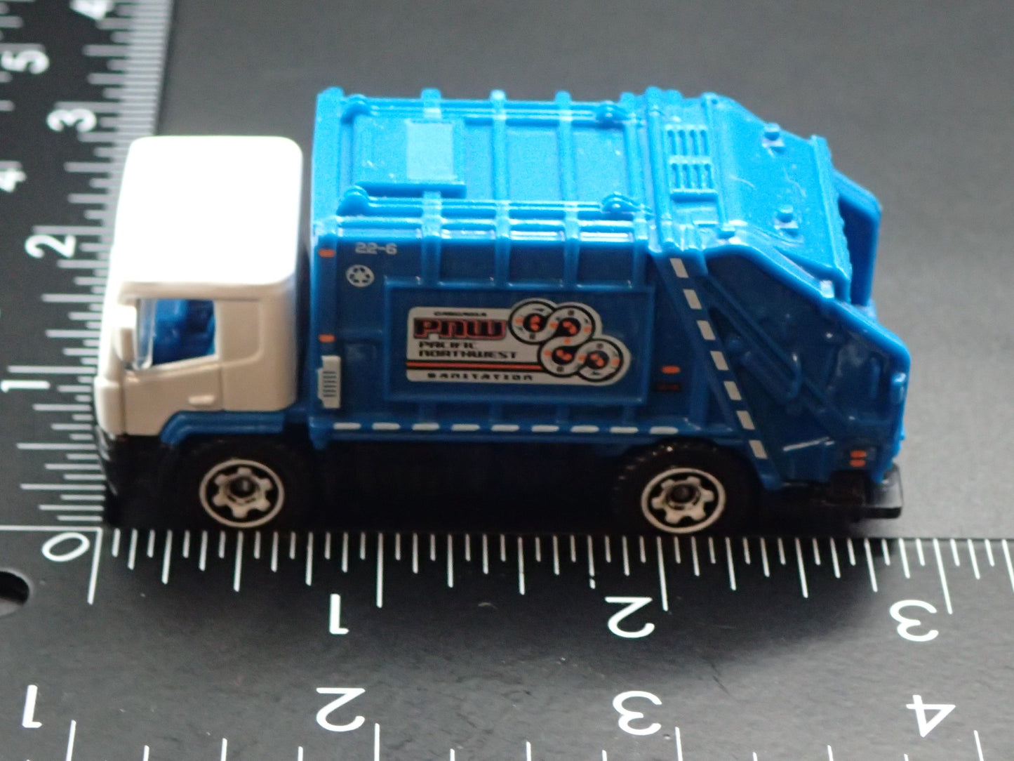 MODERN GARBAGE RECYCLING TRASH TRUCK 1/64 MB SCALE DIORAMA DIECAST MODEL CAR