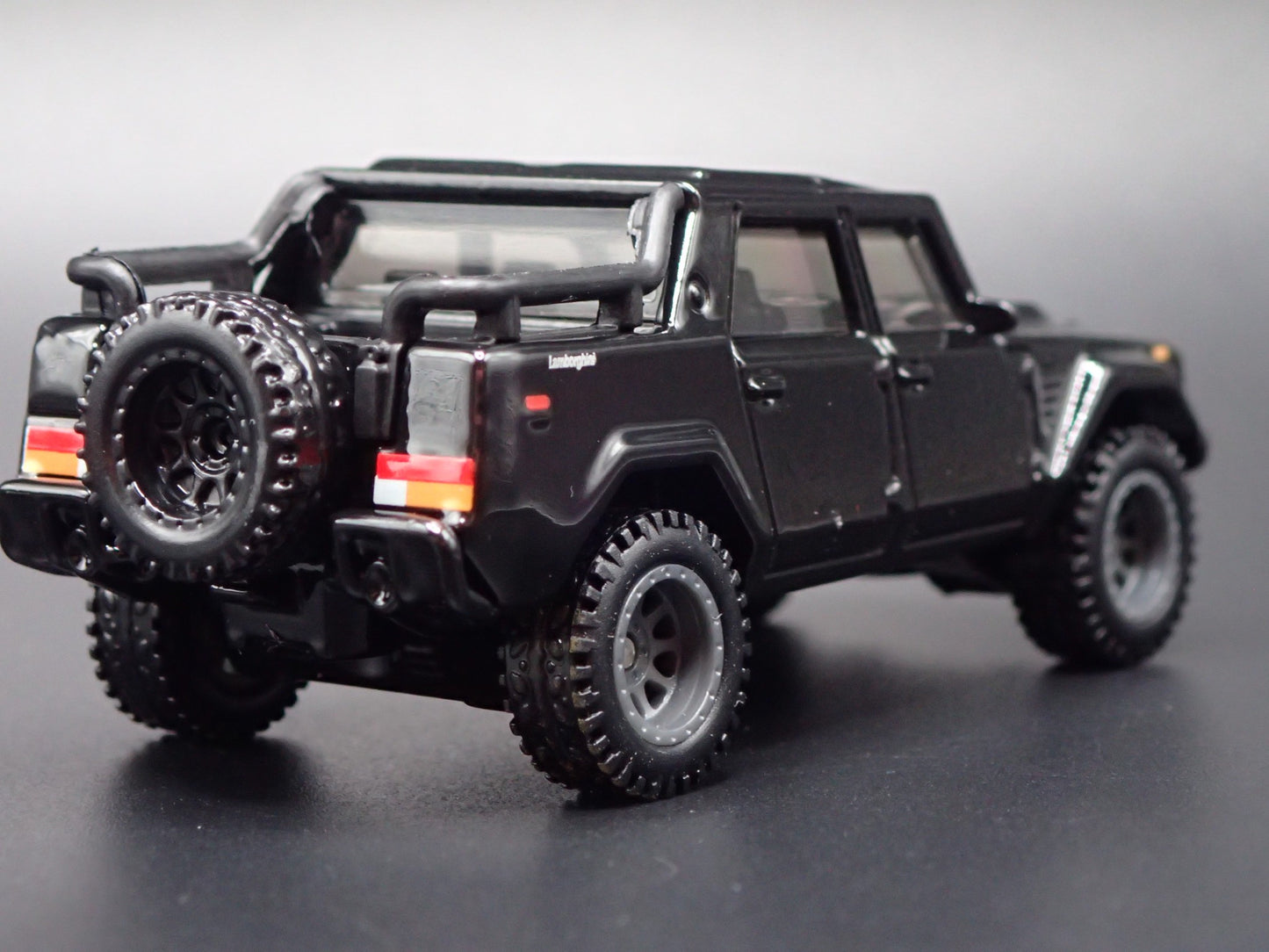 1986-1993 LAMBORGHINI LM002 SUV 1:64 SCALE COLLECTIBLE DIORAMA DIECAST MODEL CAR