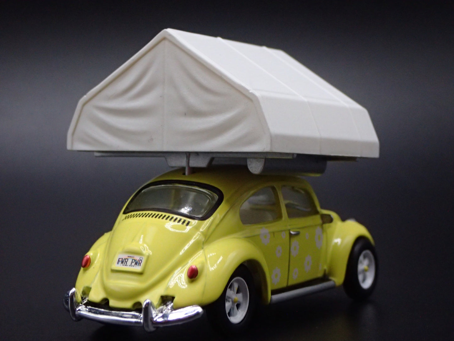 1960-1967 VW VOLKSWAGEN BEETLE BUG w TENT YELLOW 1:64 SCALE DIECAST MODEL CAR