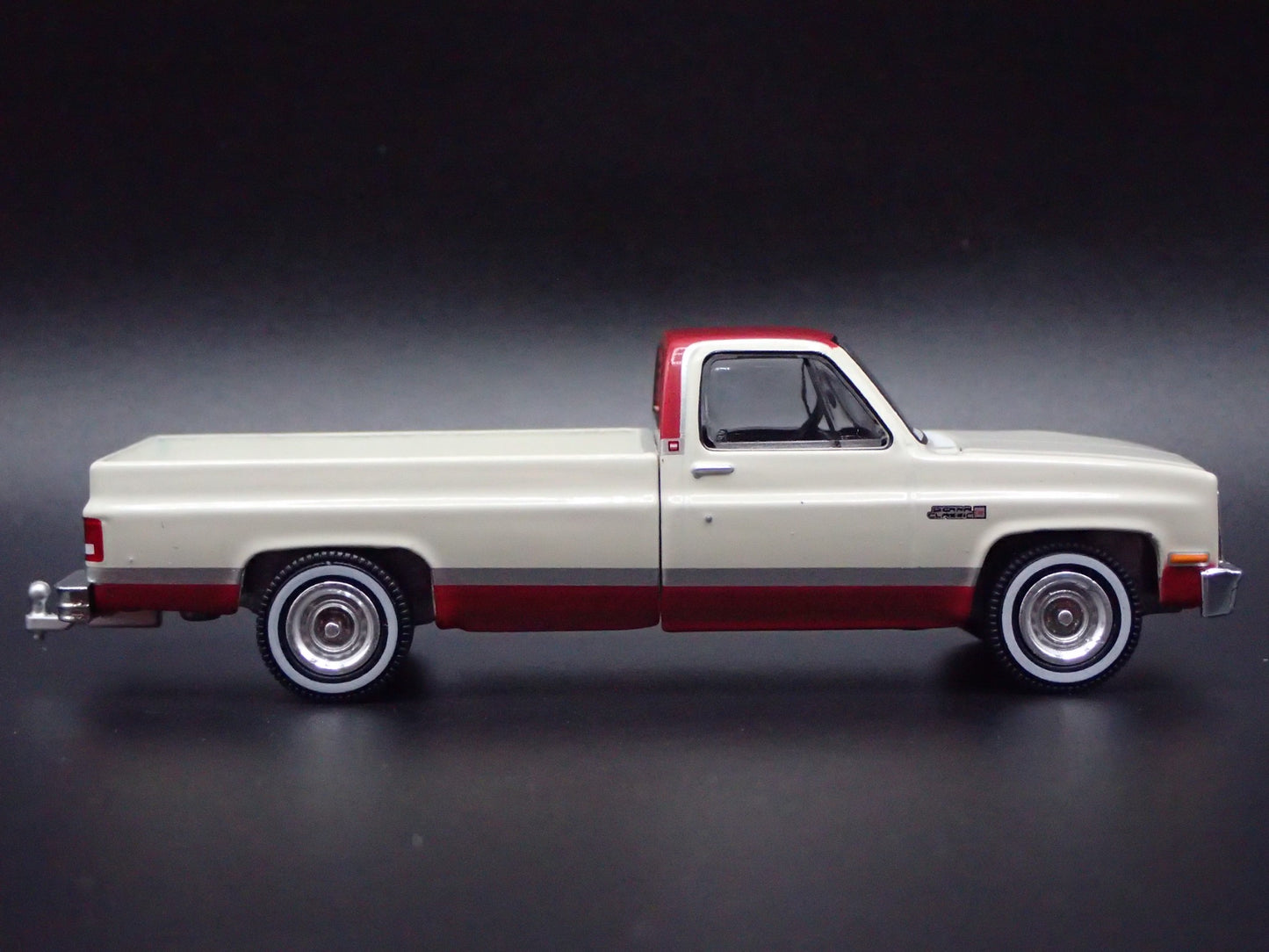 1981 GMC SIERRA CLASSIC K2500 PICKUP TRUCK W HITCH 1/64 SCALE DIECAST MODEL CAR