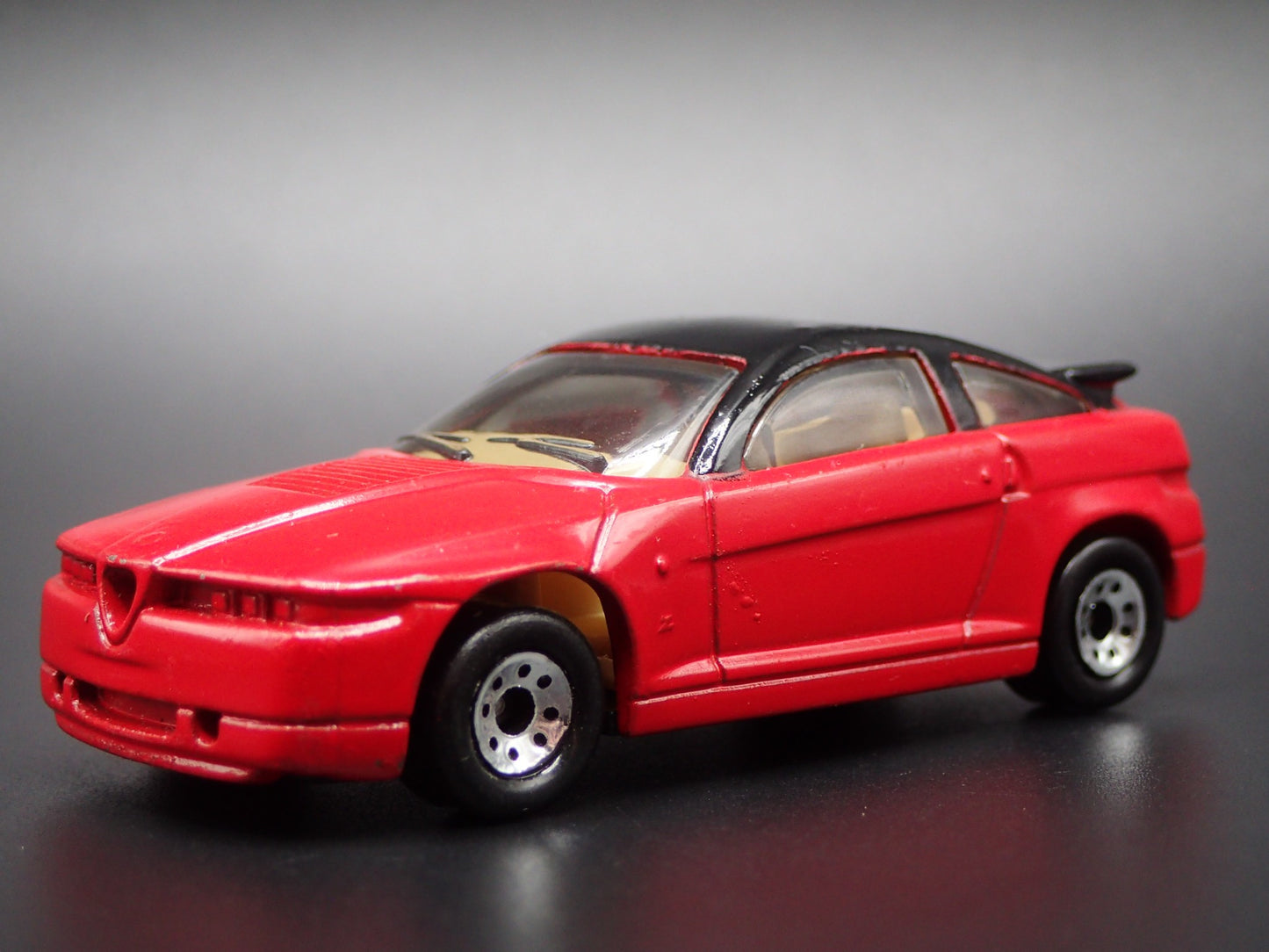 1989-1991 ALFA ROMEO SZ RED 1:64 SCALE COLLECTIBLE DIORAMA DIECAST MODEL CAR