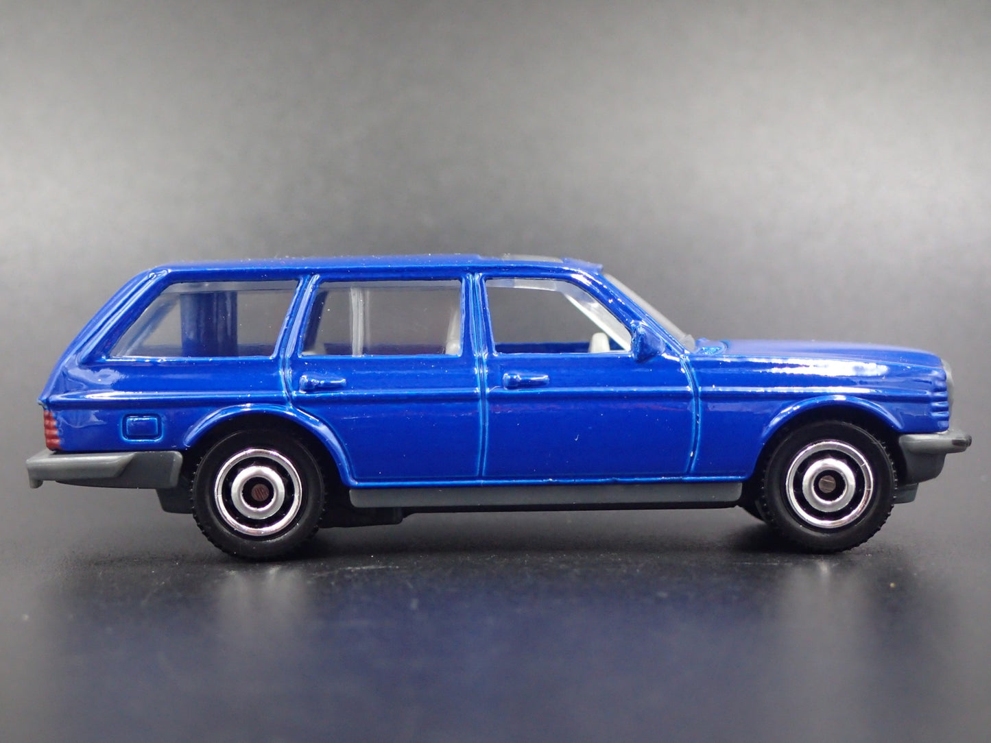 1978-1986 MERCEDES-BENZ W123 STATION WAGON BLUE 1:64 SCALE DIECAST MODEL CAR