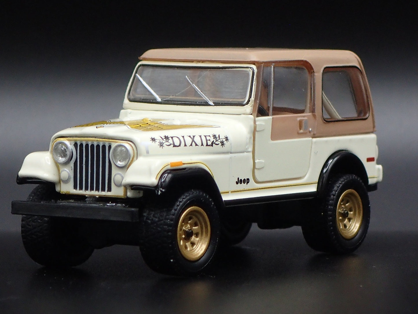 1976-1986 JEEP CJ7 GOLDEN EAGLE 1:64 SCALE COLLECTIBLE DIORAMA DIECAST MODEL CAR