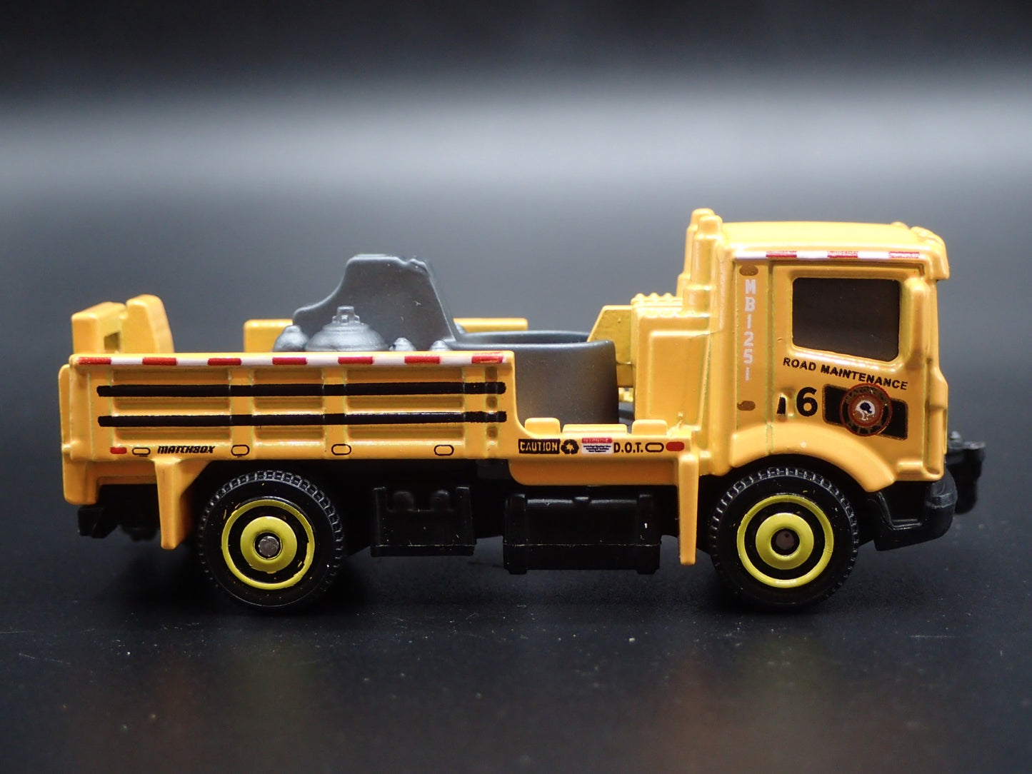 CONSTRUCTION ROAD MAINTENANCE STRIPING 1:64 MB SCALE DIORAMA DIECAST MODEL CAR