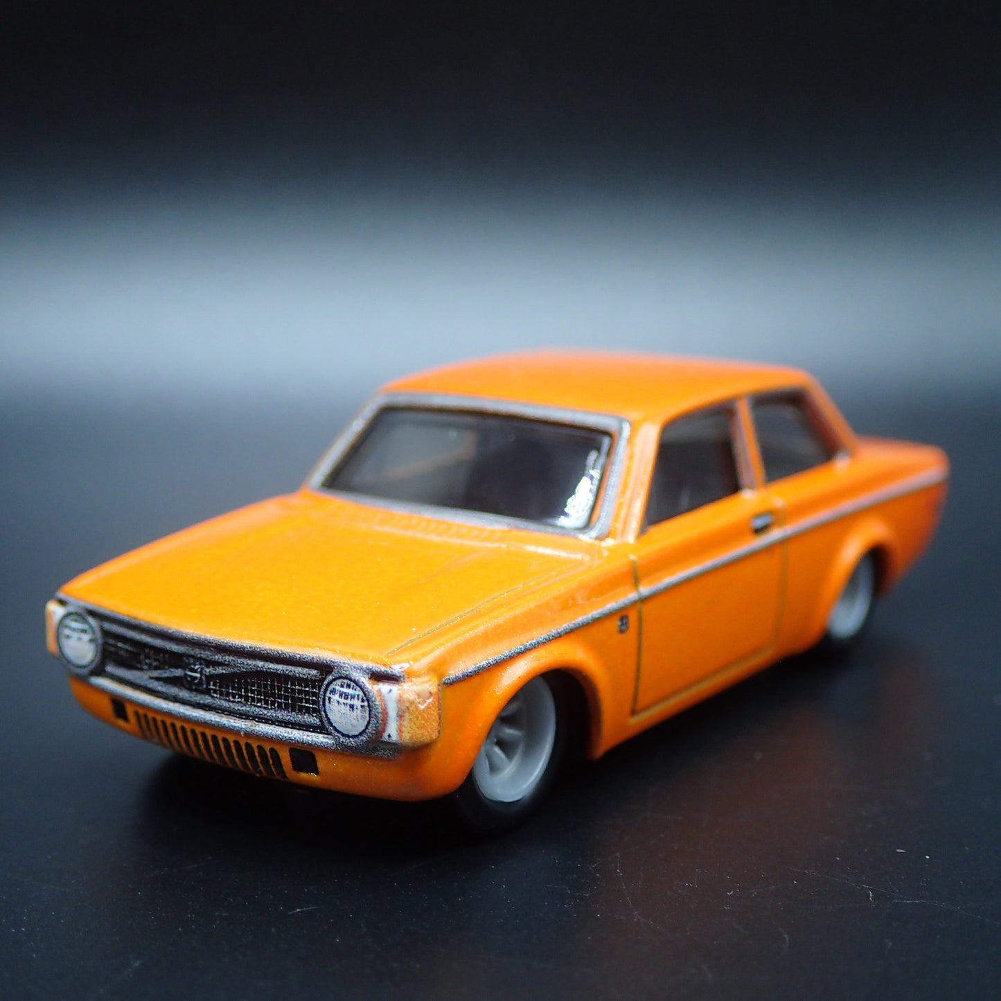 1973 73 VOLVO 142 GL 2 TWO DOOR ORANGE 1:64 SCALE DIORAMA DIECAST MODEL CAR