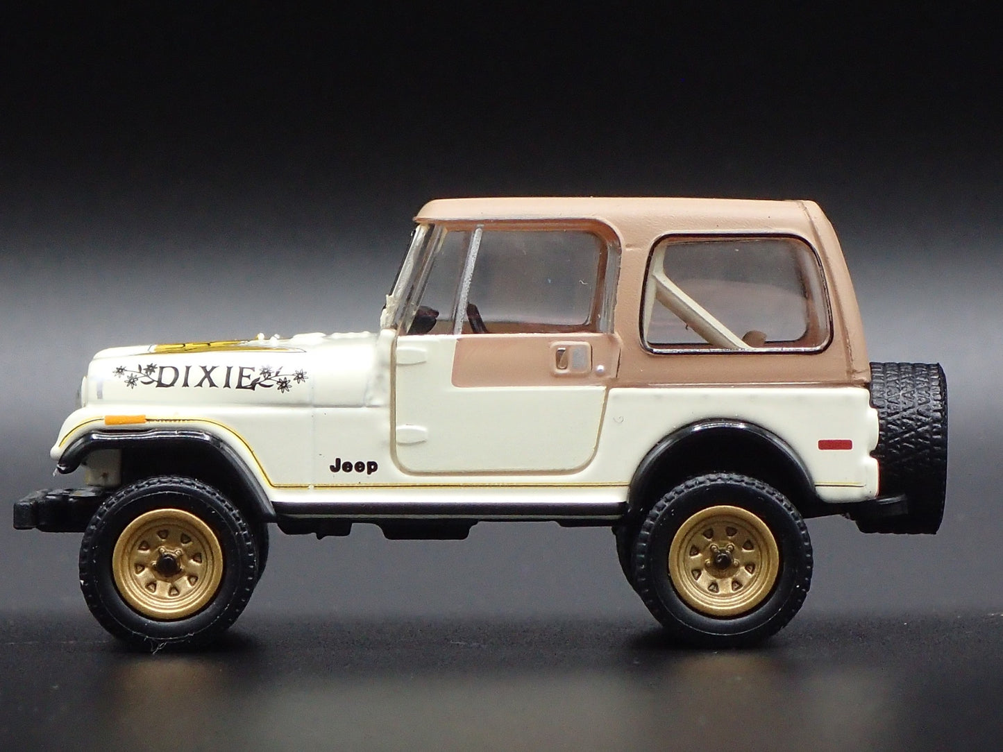 1976-1986 JEEP CJ7 GOLDEN EAGLE 1:64 SCALE COLLECTIBLE DIORAMA DIECAST MODEL CAR