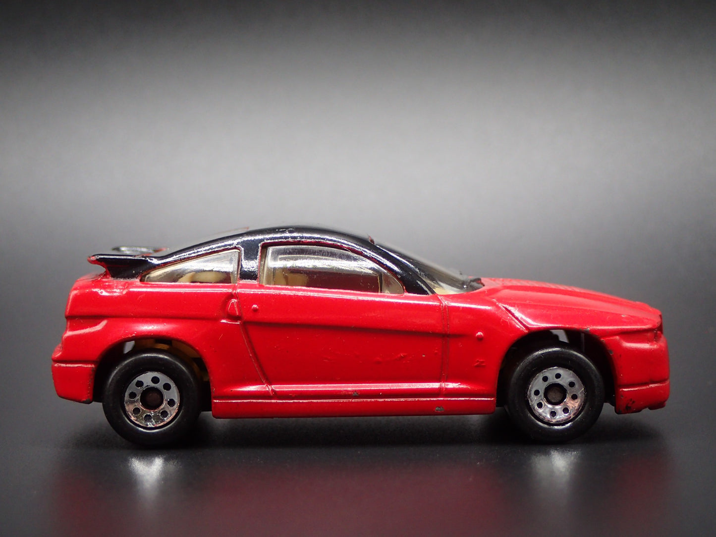 1989-1991 ALFA ROMEO SZ RED 1:64 SCALE COLLECTIBLE DIORAMA DIECAST MODEL CAR