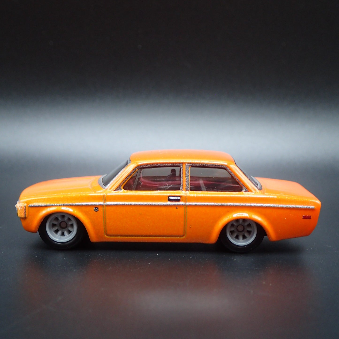 1973 73 VOLVO 142 GL 2 TWO DOOR ORANGE 1:64 SCALE DIORAMA DIECAST MODEL CAR