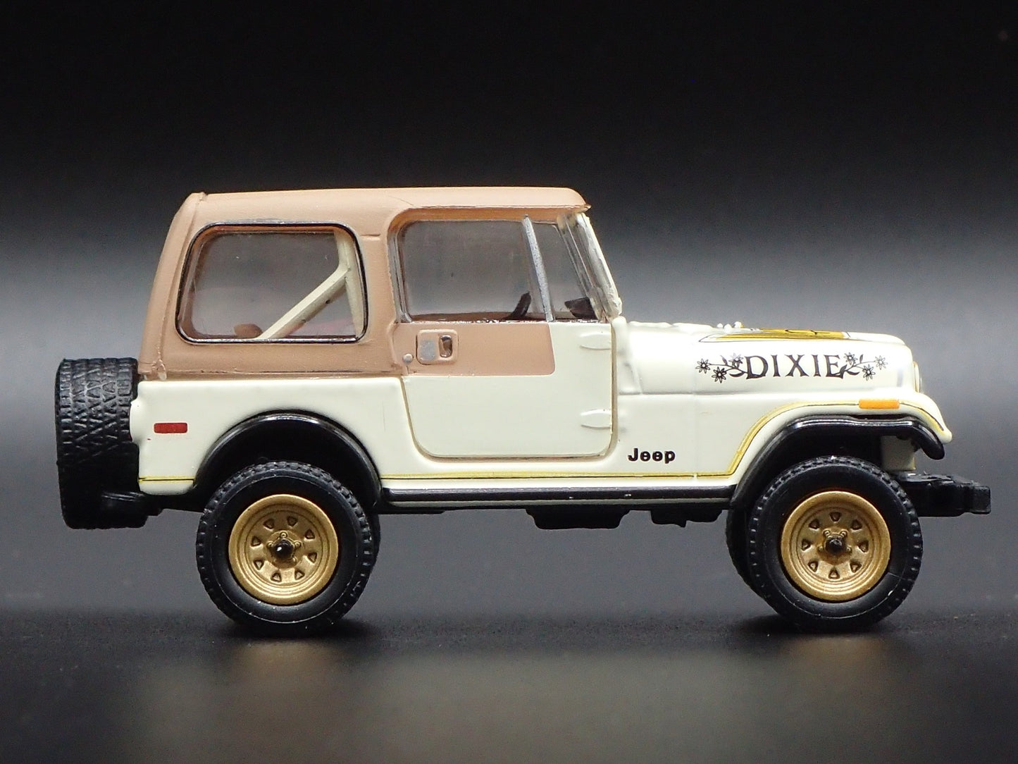 1976-1986 JEEP CJ7 GOLDEN EAGLE 1:64 SCALE COLLECTIBLE DIORAMA DIECAST MODEL CAR