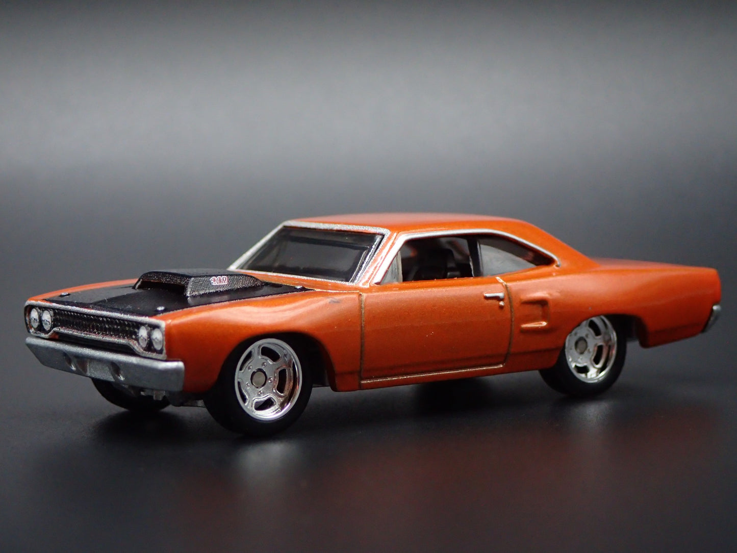 1970 70 PLYMOUTH ROAD RUNNER 1:64 SCALE COLLECTIBLE DIORAMA DIECAST MODEL CAR