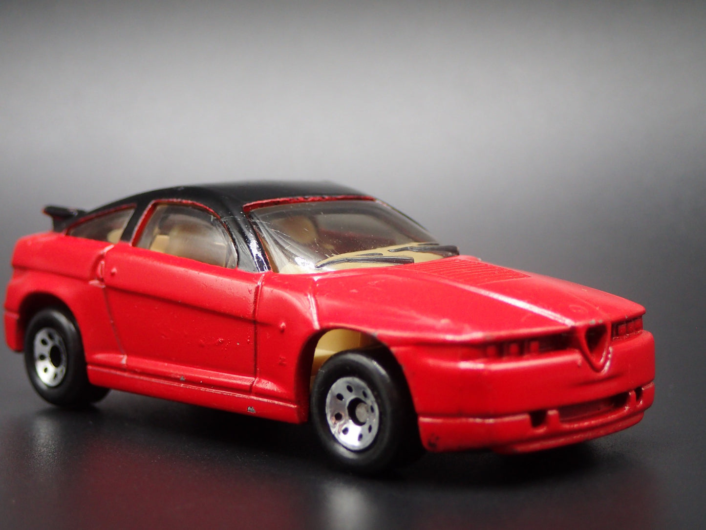 1989-1991 ALFA ROMEO SZ RED 1:64 SCALE COLLECTIBLE DIORAMA DIECAST MODEL CAR