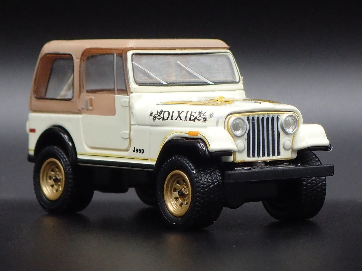 1976-1986 JEEP CJ7 GOLDEN EAGLE 1:64 SCALE COLLECTIBLE DIORAMA DIECAST MODEL CAR