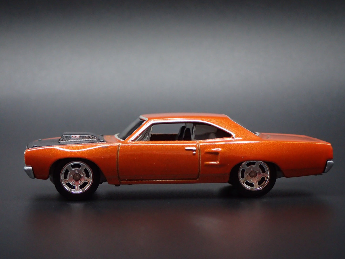 1970 70 PLYMOUTH ROAD RUNNER 1:64 SCALE COLLECTIBLE DIORAMA DIECAST MODEL CAR