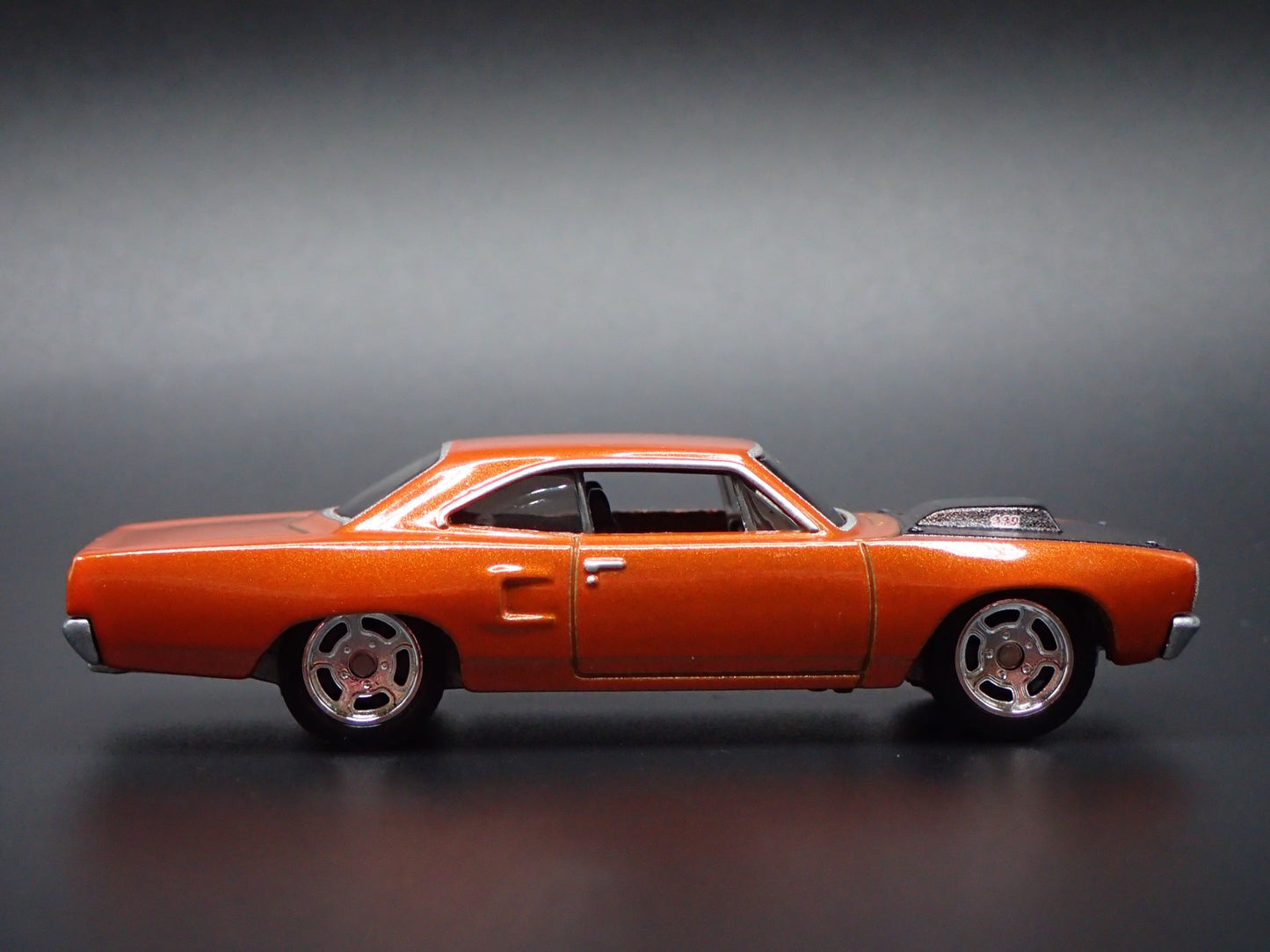 1970 70 PLYMOUTH ROAD RUNNER 1:64 SCALE COLLECTIBLE DIORAMA DIECAST MODEL CAR