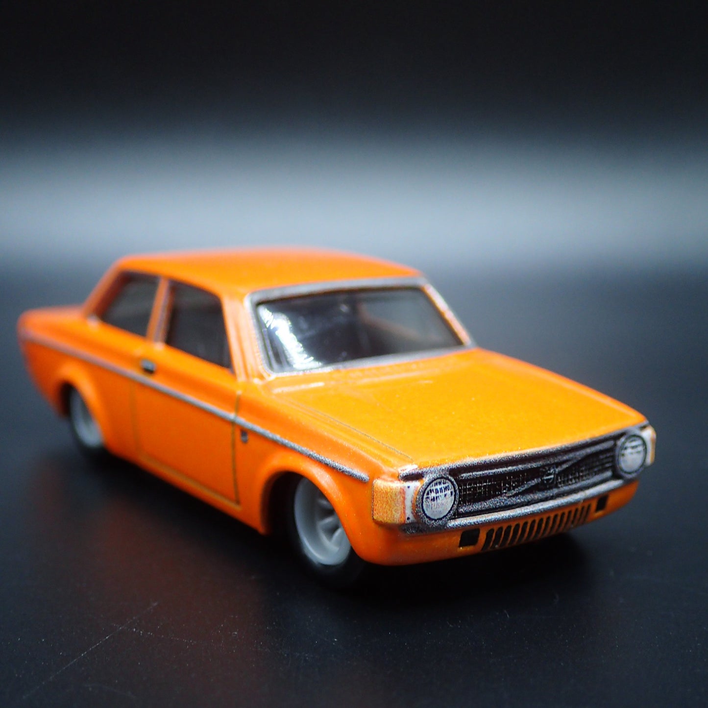 1973 73 VOLVO 142 GL 2 TWO DOOR ORANGE 1:64 SCALE DIORAMA DIECAST MODEL CAR