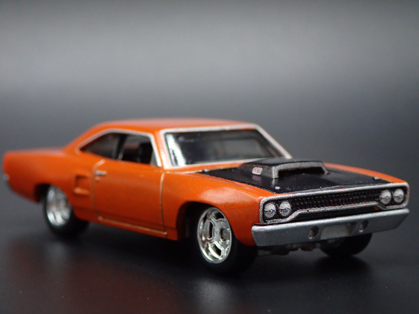 1970 70 PLYMOUTH ROAD RUNNER 1:64 SCALE COLLECTIBLE DIORAMA DIECAST MODEL CAR