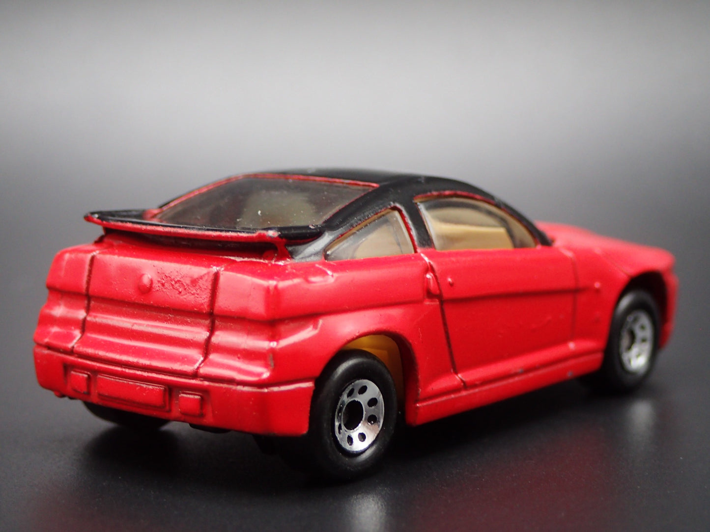 1989-1991 ALFA ROMEO SZ RED 1:64 SCALE COLLECTIBLE DIORAMA DIECAST MODEL CAR