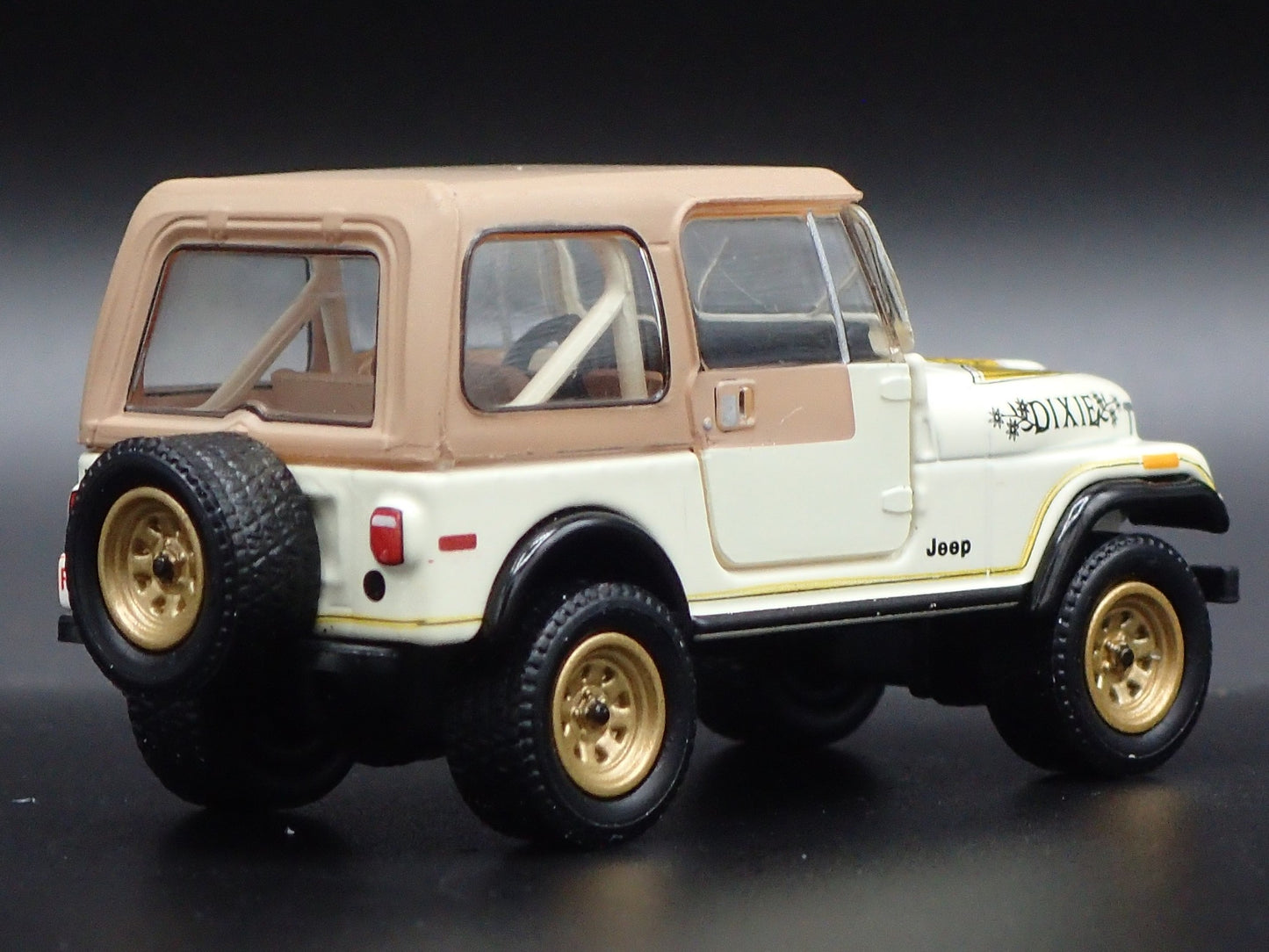 1976-1986 JEEP CJ7 GOLDEN EAGLE 1:64 SCALE COLLECTIBLE DIORAMA DIECAST MODEL CAR