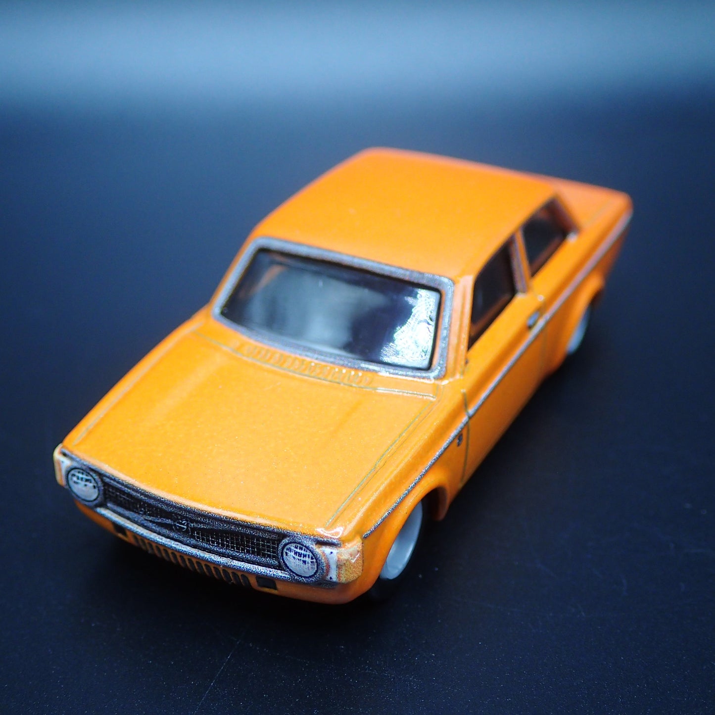1973 73 VOLVO 142 GL 2 TWO DOOR ORANGE 1:64 SCALE DIORAMA DIECAST MODEL CAR
