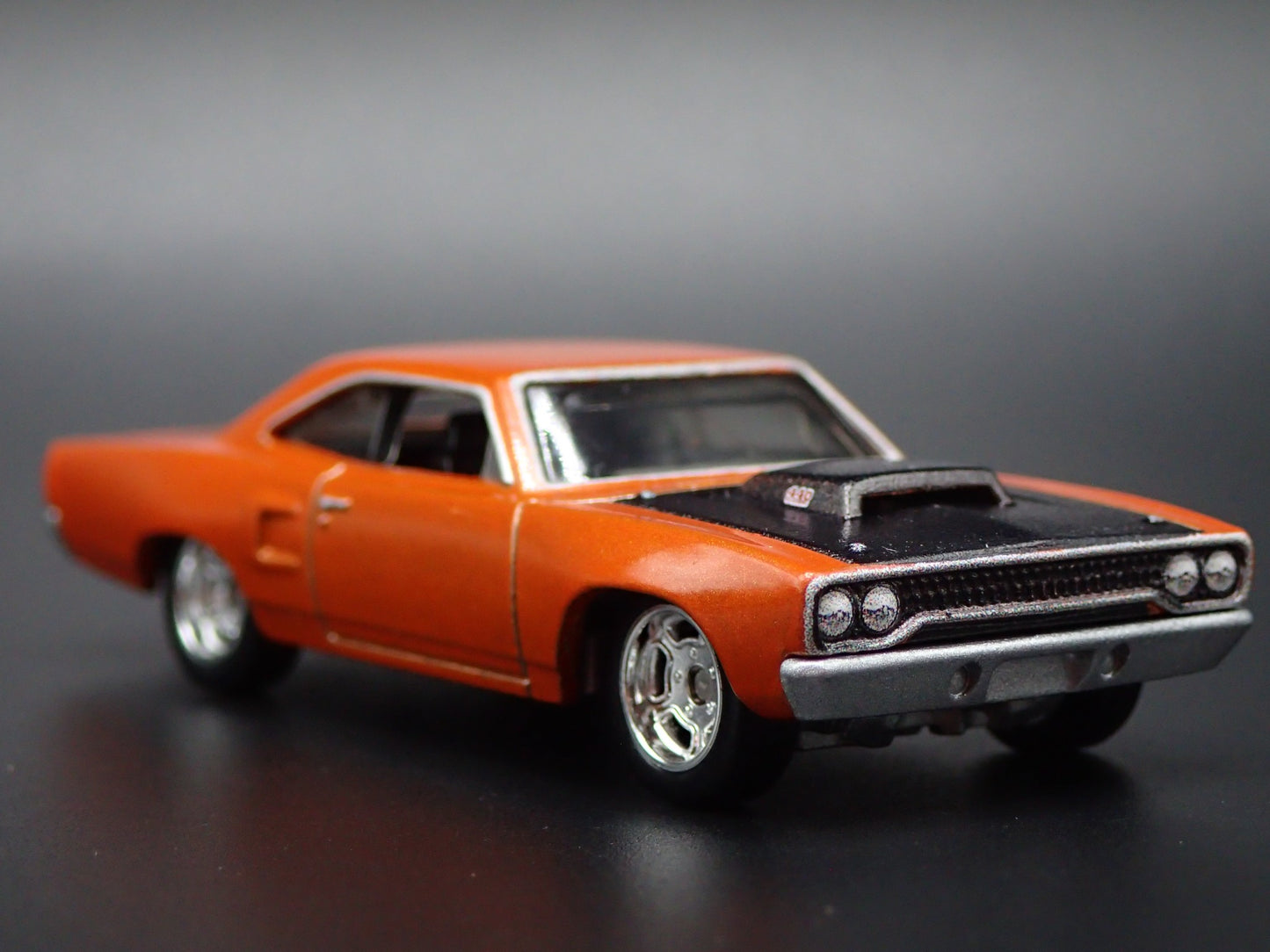 1970 70 PLYMOUTH ROAD RUNNER 1:64 SCALE COLLECTIBLE DIORAMA DIECAST MODEL CAR