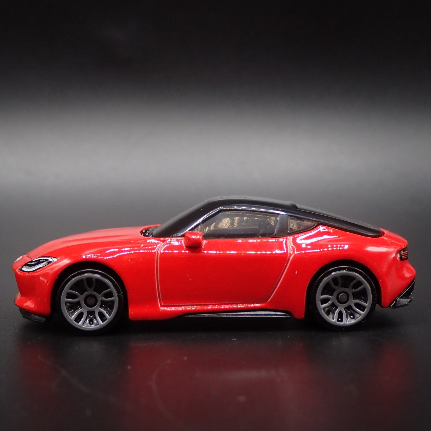 2023-2025 NISSAN Z RED 1:64 SCALE LIMITED COLLECTIBLE DIORAMA DIECAST MODEL CAR