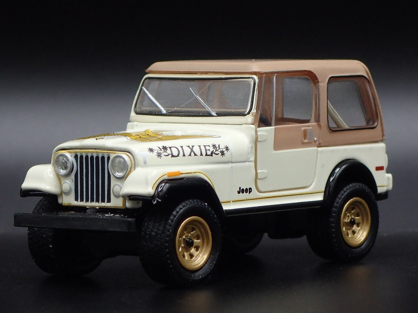 1976-1986 JEEP CJ7 GOLDEN EAGLE 1:64 SCALE COLLECTIBLE DIORAMA DIECAST MODEL CAR