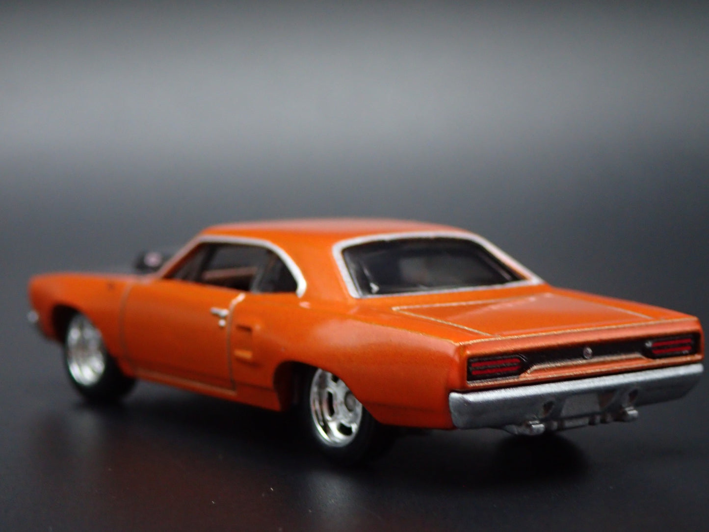 1970 70 PLYMOUTH ROAD RUNNER 1:64 SCALE COLLECTIBLE DIORAMA DIECAST MODEL CAR