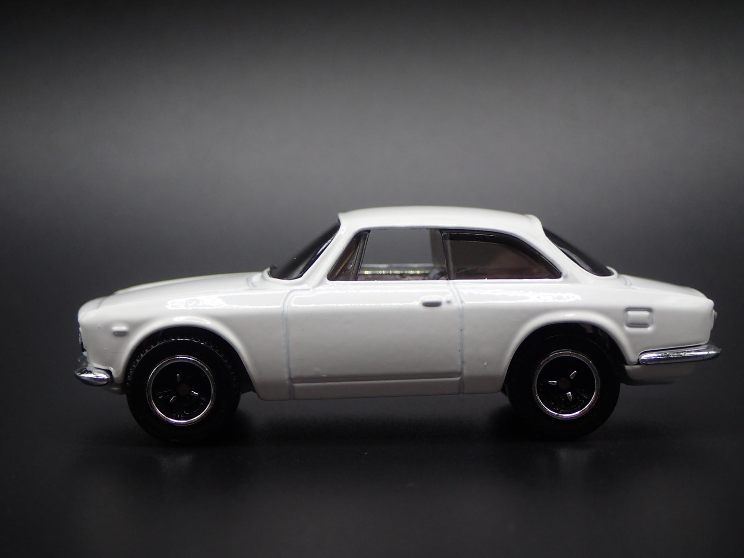 1965-1969 ALFA ROMEO GIULIA SPRINT GTA WHITE 1:64 SCALE DIECAST MODEL CAR