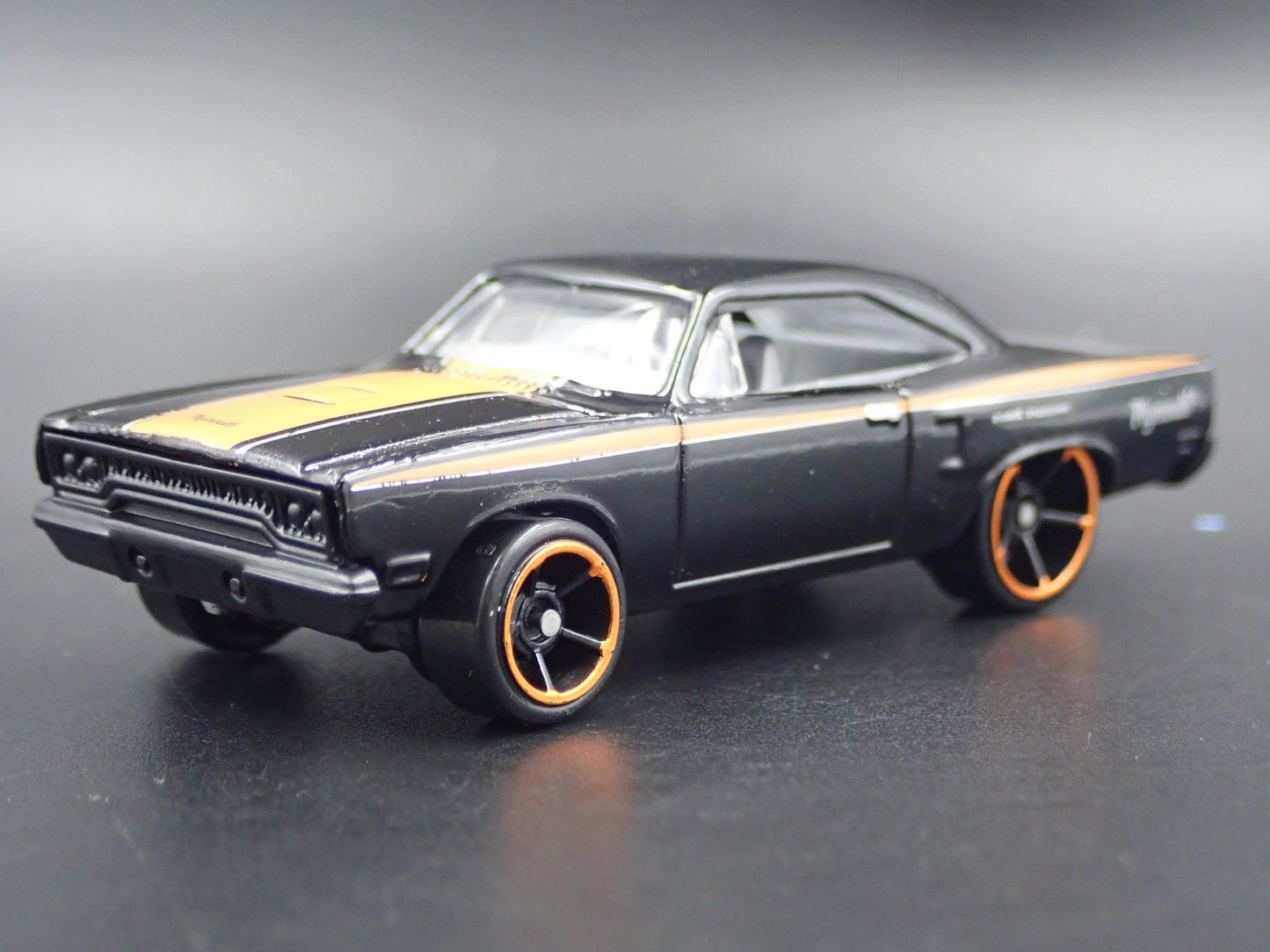 1970 70 PLYMOUTH ROAD RUNNER BLACK RARE 1:64 SCALE DIORAMA DIECAST MODEL CAR
