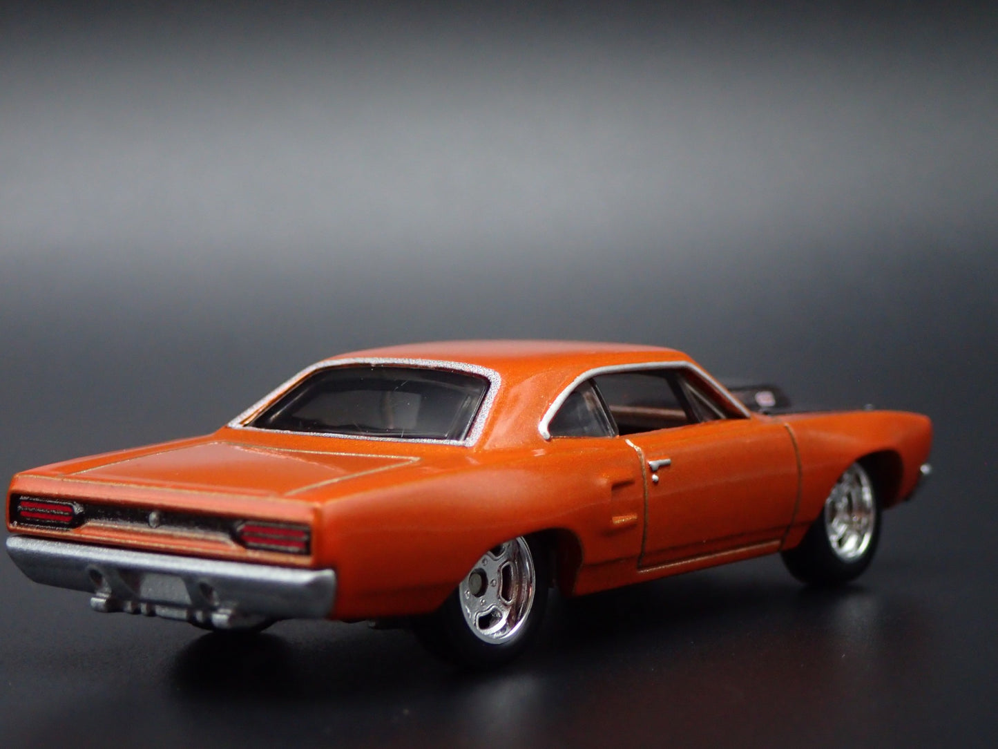 1970 70 PLYMOUTH ROAD RUNNER 1:64 SCALE COLLECTIBLE DIORAMA DIECAST MODEL CAR